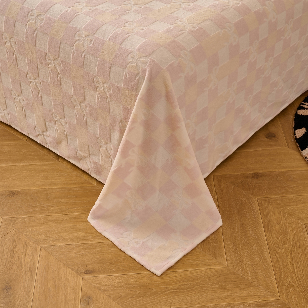 91家纺网 家纺一手货源 找家纺 早晨家纺 2025新款高克重牛奶绒烂花单品床单 格韵粉