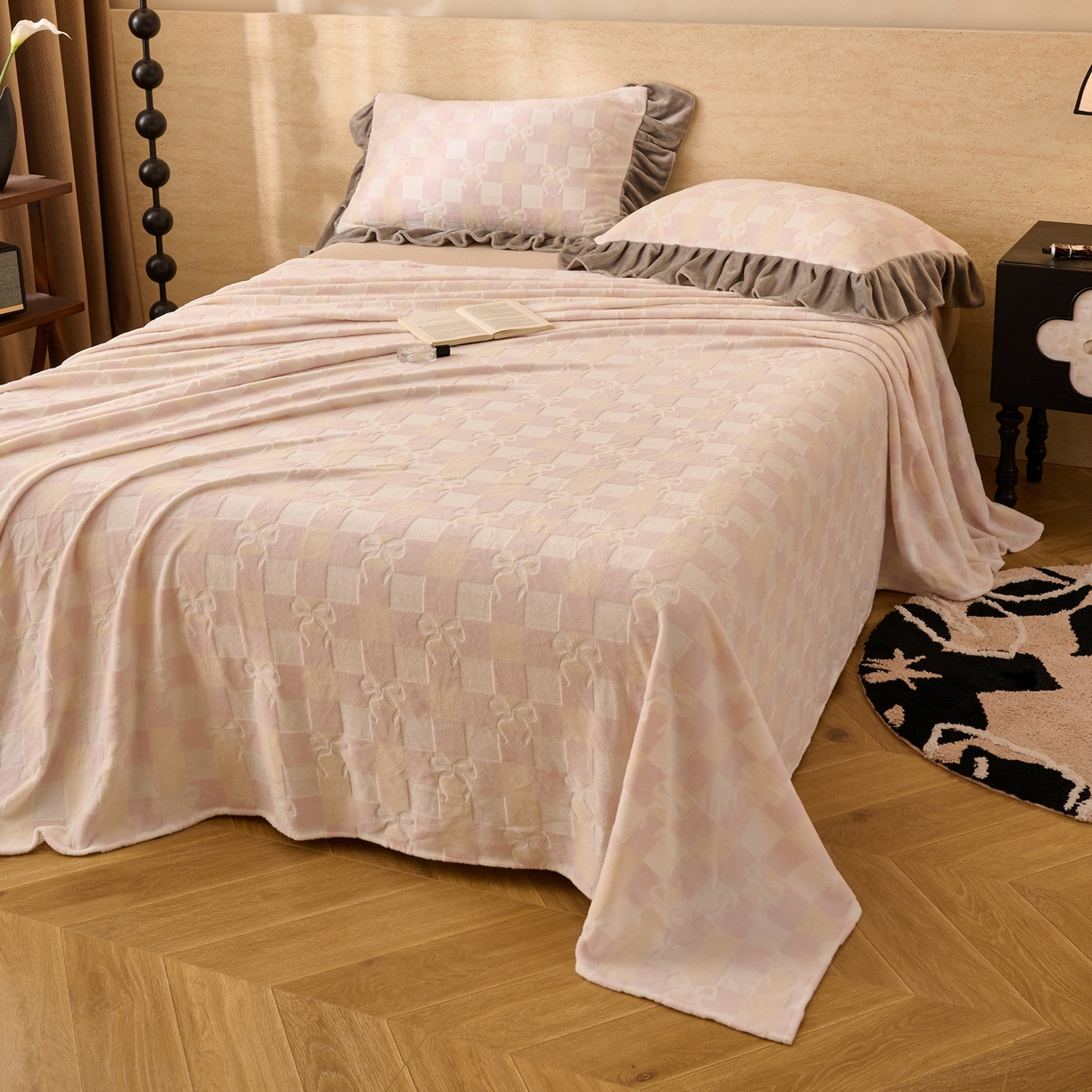 91家纺网 家纺一手货源 找家纺 早晨家纺 2025新款高克重牛奶绒烂花单品床单 格韵粉