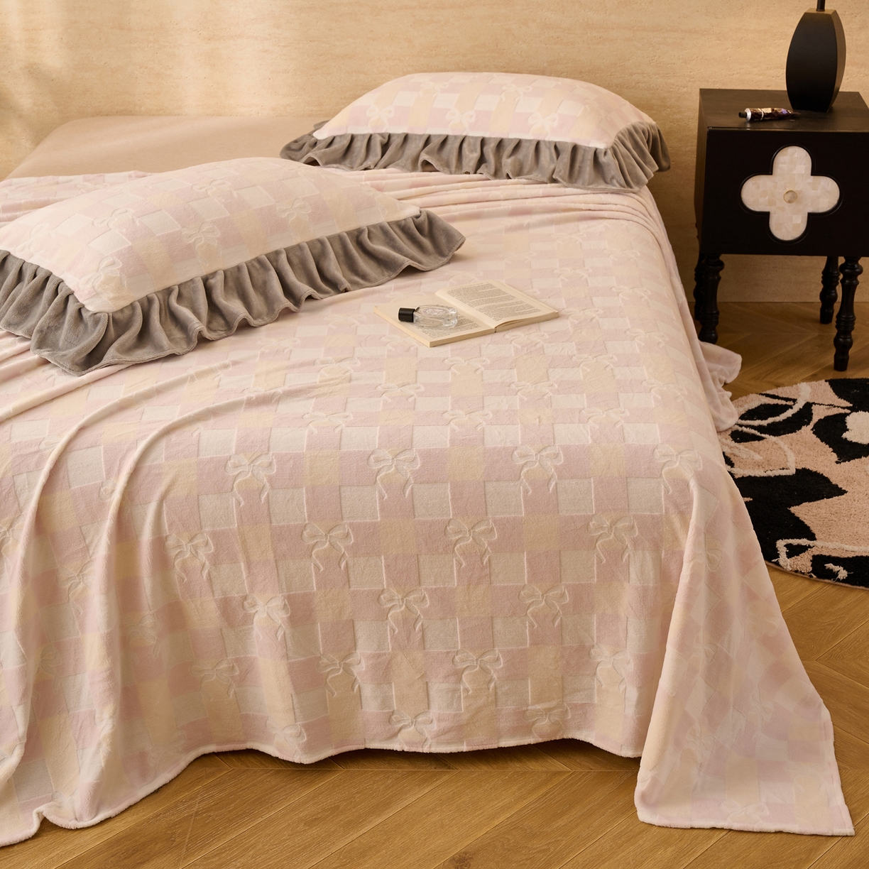 91家纺网 家纺一手货源 找家纺 早晨家纺 2025新款高克重牛奶绒烂花单品床单 格韵粉