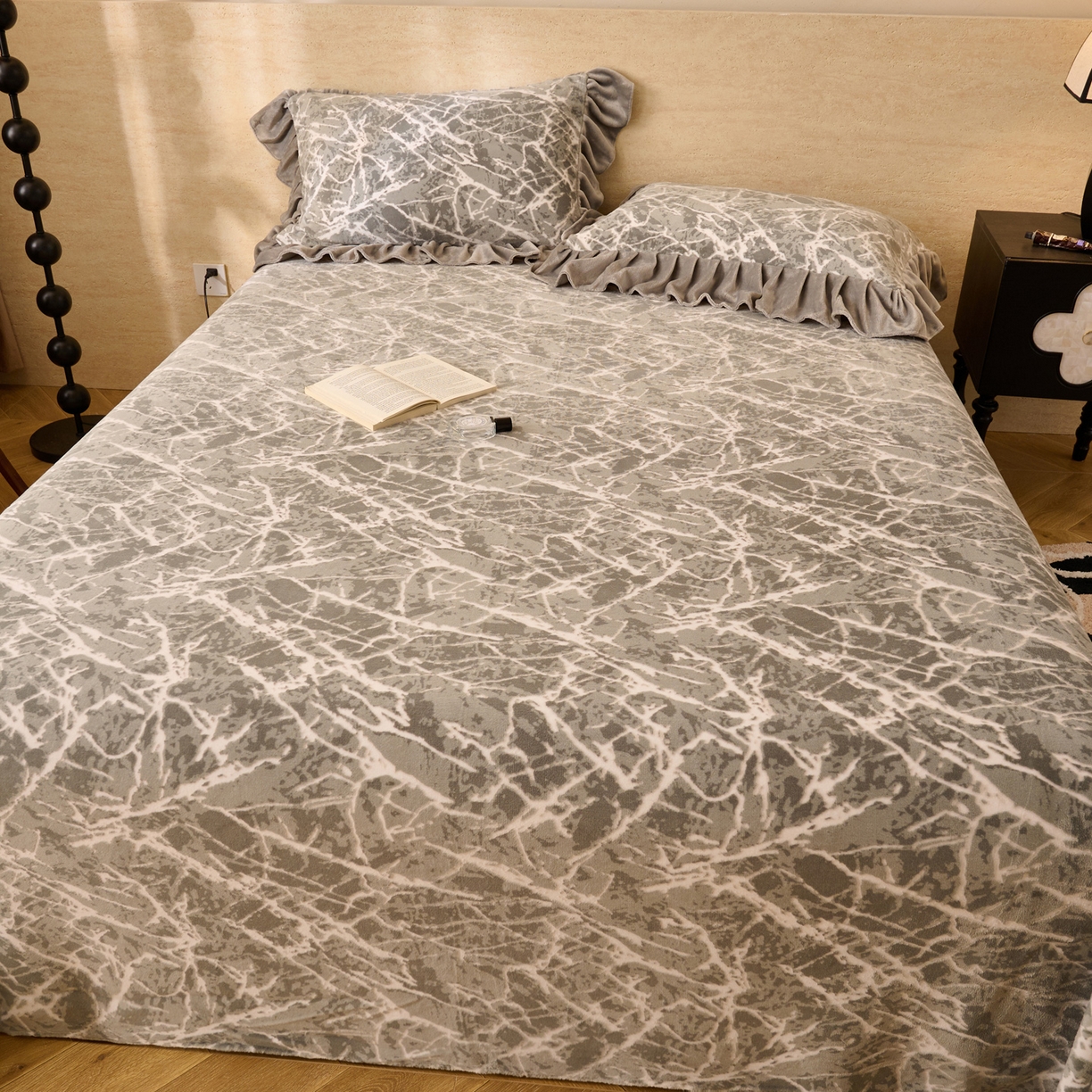 91家纺网 家纺一手货源 找家纺 早晨家纺 2025新款高克重牛奶绒烂花单品床单 寒枝静语