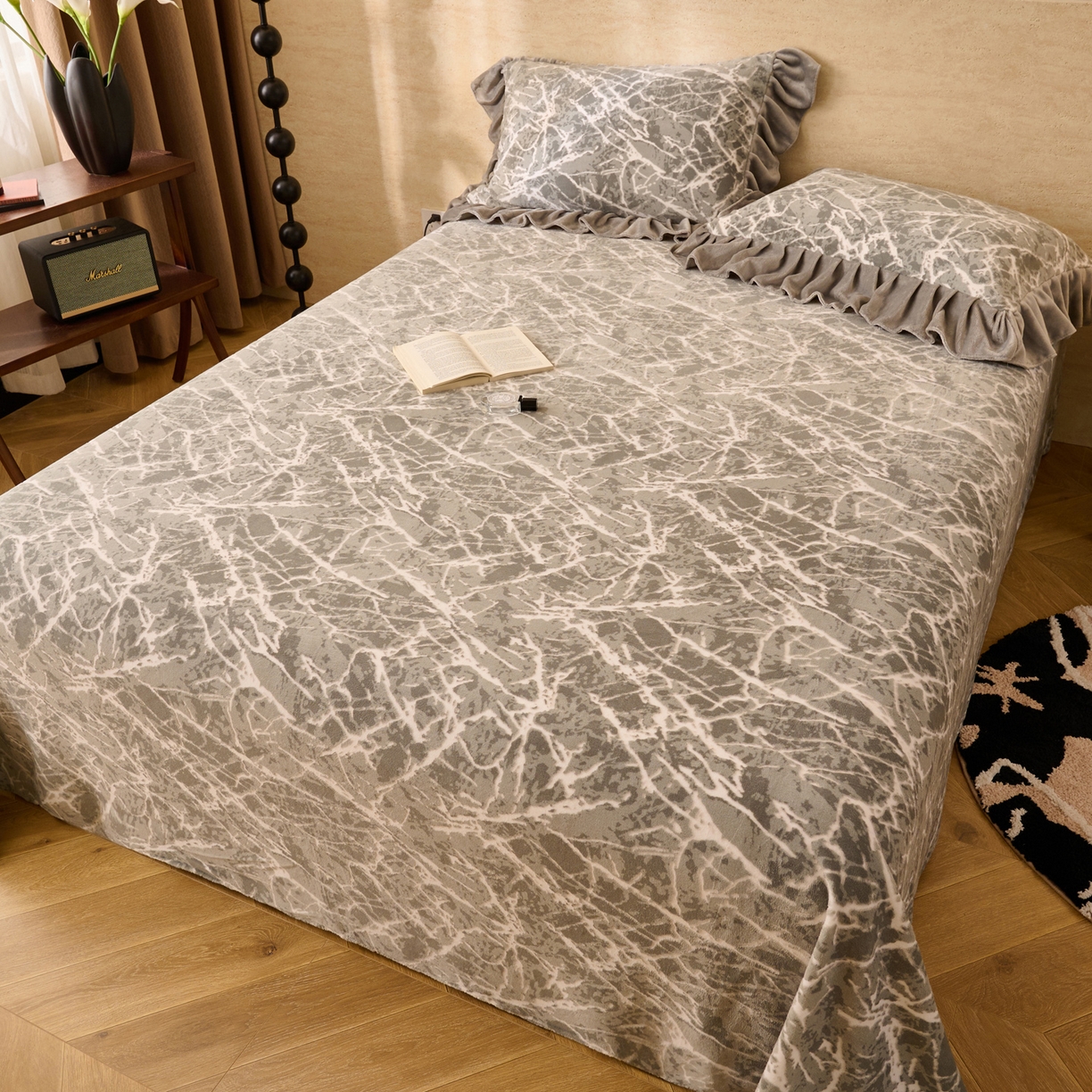 91家纺网 家纺一手货源 找家纺 早晨家纺 2025新款高克重牛奶绒烂花单品床单 寒枝静语