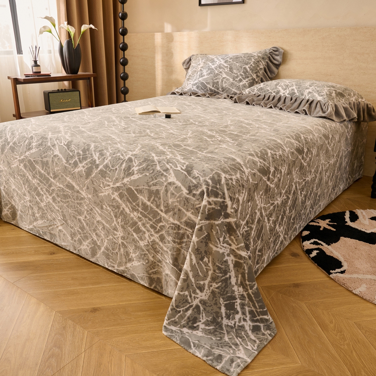 91家纺网 家纺一手货源 找家纺 早晨家纺 2025新款高克重牛奶绒烂花单品床单 寒枝静语