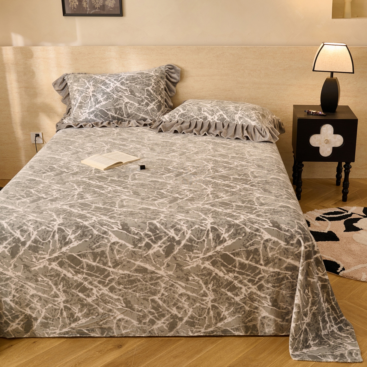 91家纺网 家纺一手货源 找家纺 早晨家纺 2025新款高克重牛奶绒烂花单品床单 寒枝静语