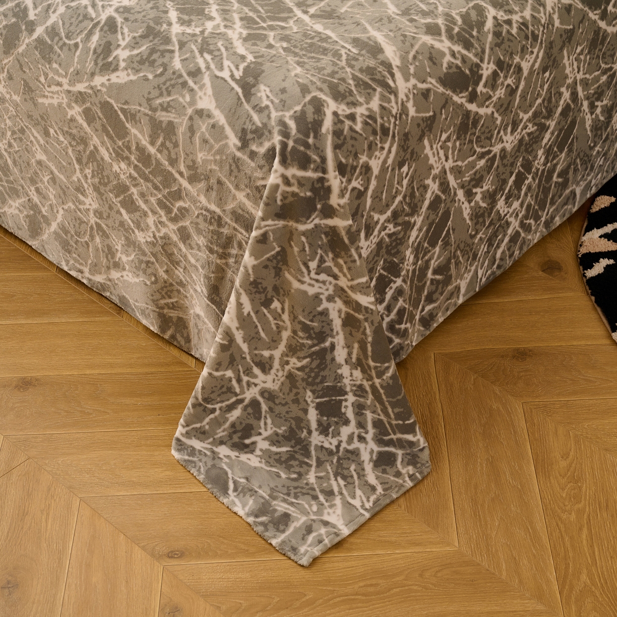 91家纺网 家纺一手货源 找家纺 早晨家纺 2025新款高克重牛奶绒烂花单品床单 寒枝静语