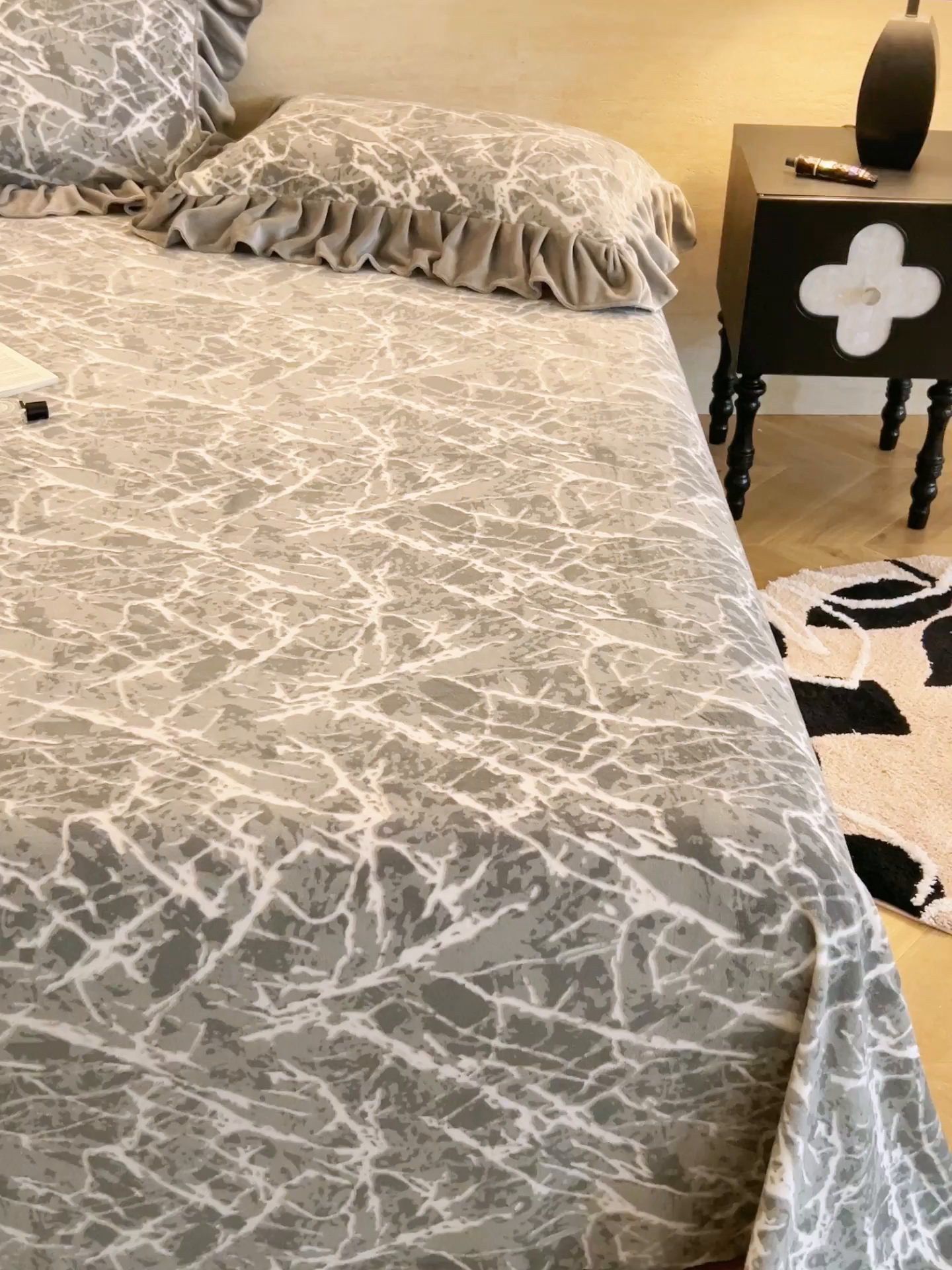 91家纺网 家纺一手货源 找家纺 早晨家纺 2025新款高克重牛奶绒烂花单品床单 寒枝静语