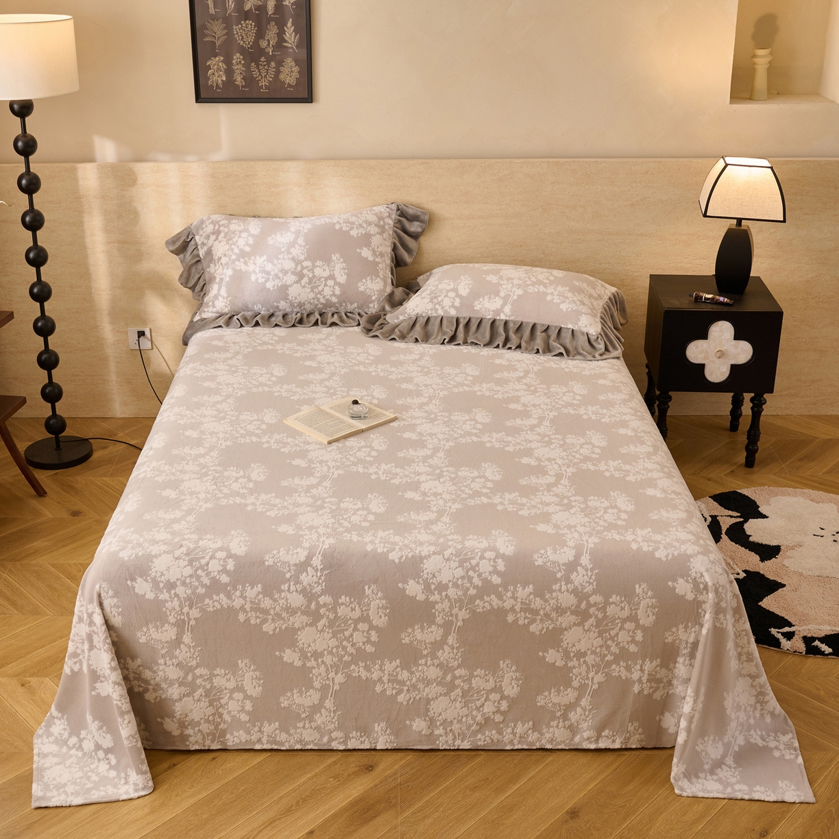 91家纺网 家纺一手货源 找家纺 早晨家纺 2025新款高克重牛奶绒烂花单品床单 花眠灰