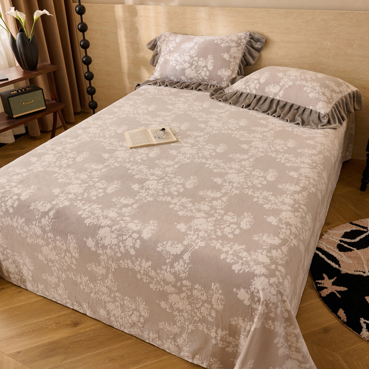 91家纺网 家纺一手货源 找家纺 早晨家纺 2025新款高克重牛奶绒烂花单品床单 花眠灰