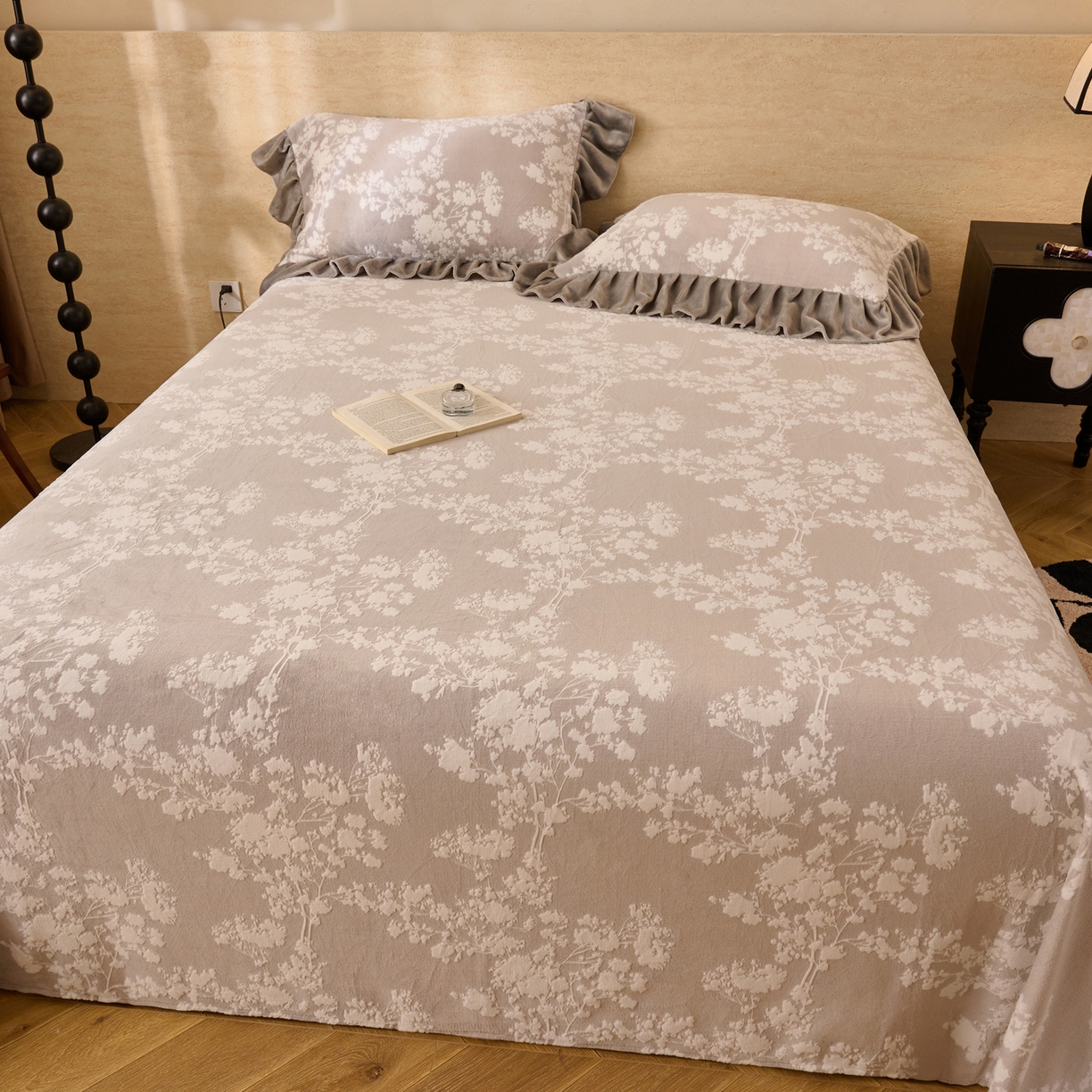 91家纺网 家纺一手货源 找家纺 早晨家纺 2025新款高克重牛奶绒烂花单品床单 花眠灰
