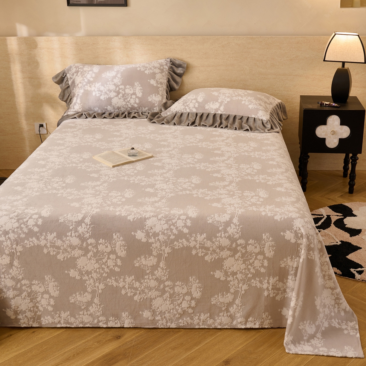 91家纺网 家纺一手货源 找家纺 早晨家纺 2025新款高克重牛奶绒烂花单品床单 花眠灰