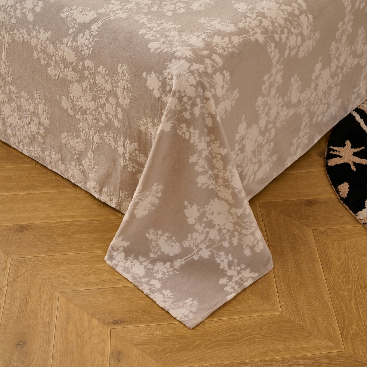 91家纺网 家纺一手货源 找家纺 早晨家纺 2025新款高克重牛奶绒烂花单品床单 花眠灰