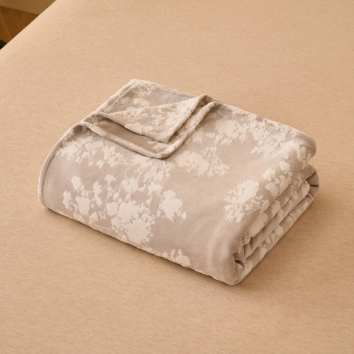 91家纺网 家纺一手货源 找家纺 早晨家纺 2025新款高克重牛奶绒烂花单品床单 花眠灰