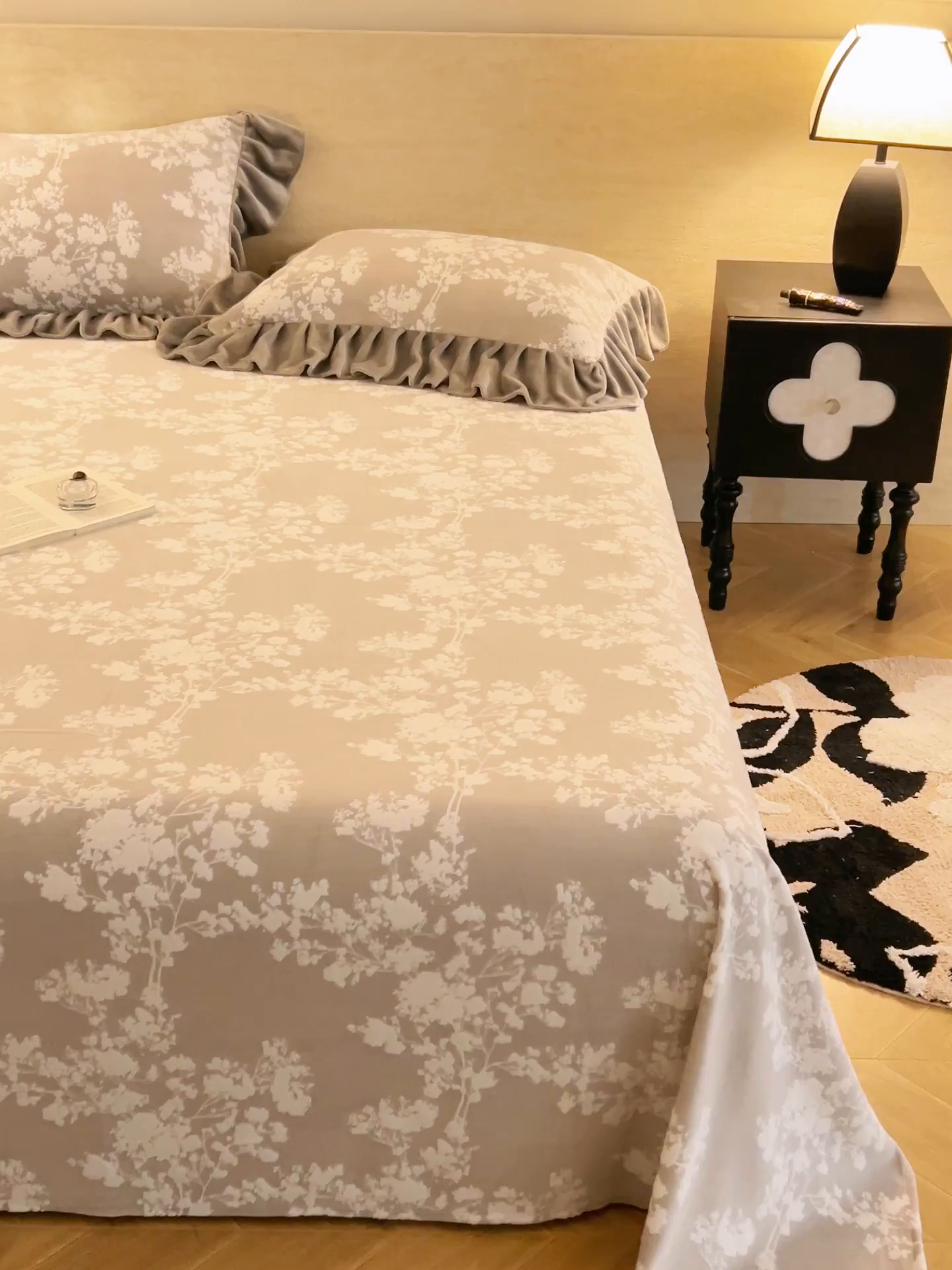 91家纺网 家纺一手货源 找家纺 早晨家纺 2025新款高克重牛奶绒烂花单品床单 花眠灰