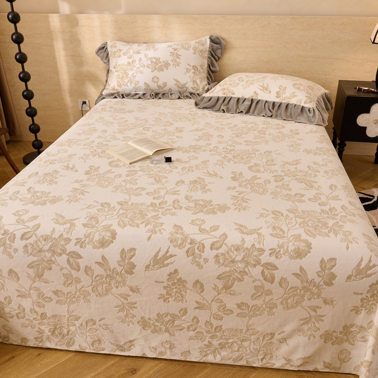 91家纺网 家纺一手货源 找家纺 早晨家纺 2025新款高克重牛奶绒烂花单品床单 金叶漫