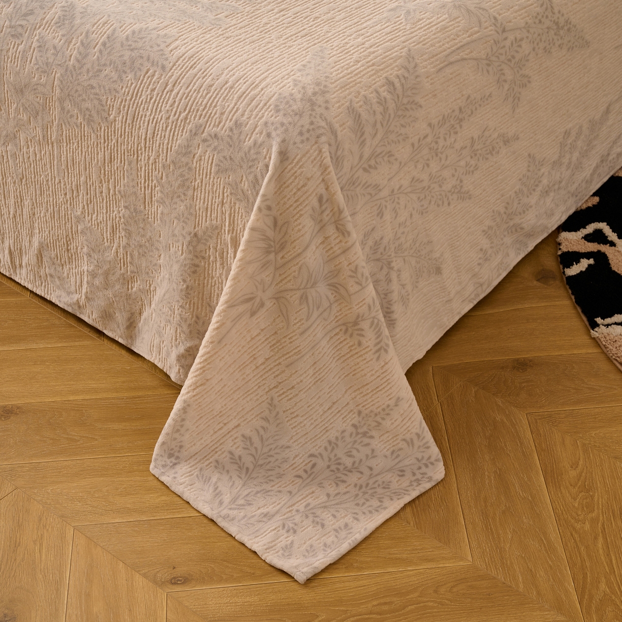 91家纺网 家纺一手货源 找家纺 早晨家纺 2025新款高克重牛奶绒烂花单品床单 林影轻叙