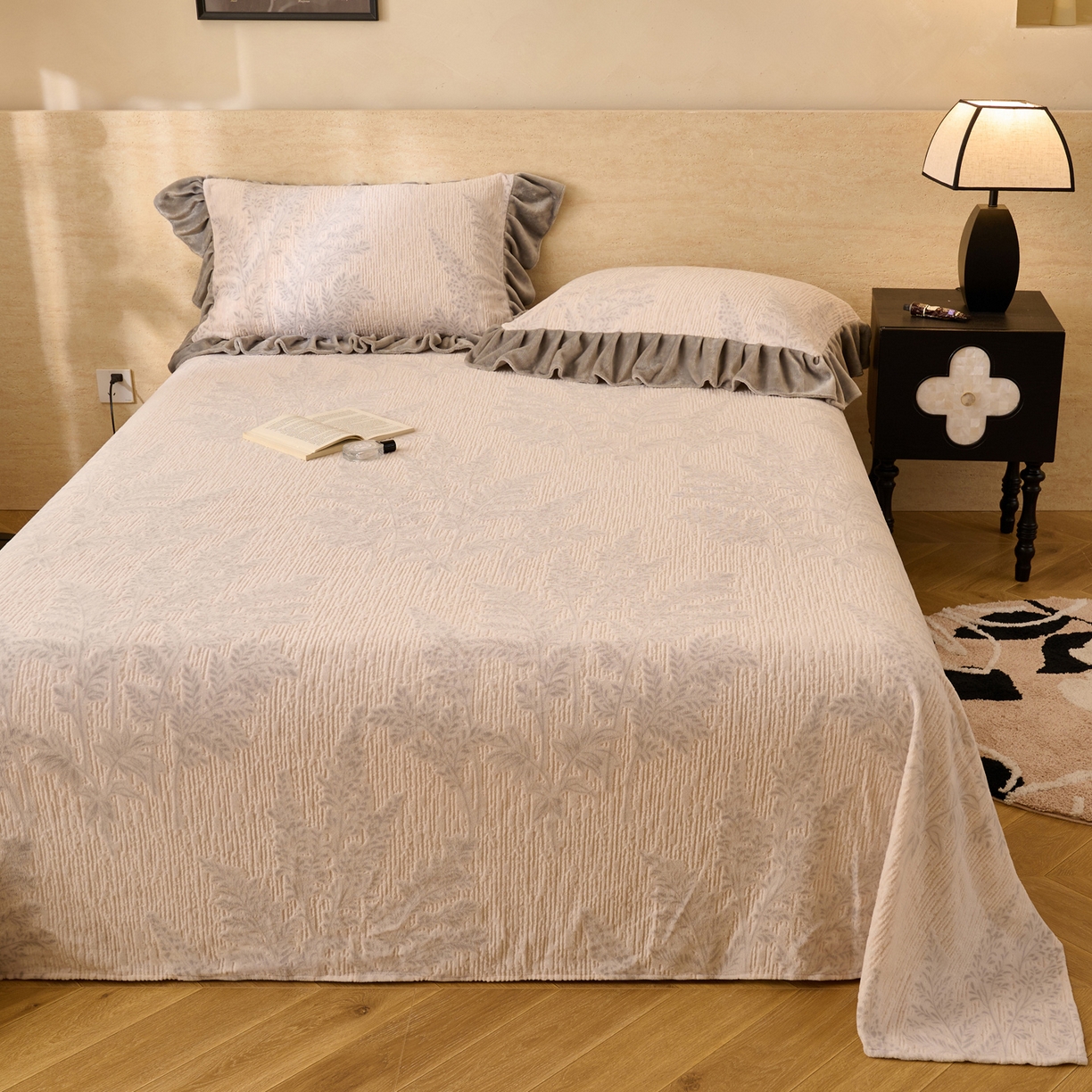 91家纺网 家纺一手货源 找家纺 早晨家纺 2025新款高克重牛奶绒烂花单品床单 林影轻叙