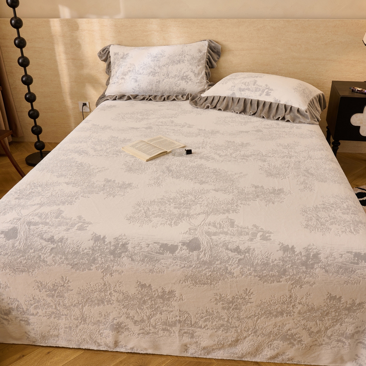 91家纺网 家纺一手货源 找家纺 早晨家纺 2025新款高克重牛奶绒烂花单品床单 林影素韵