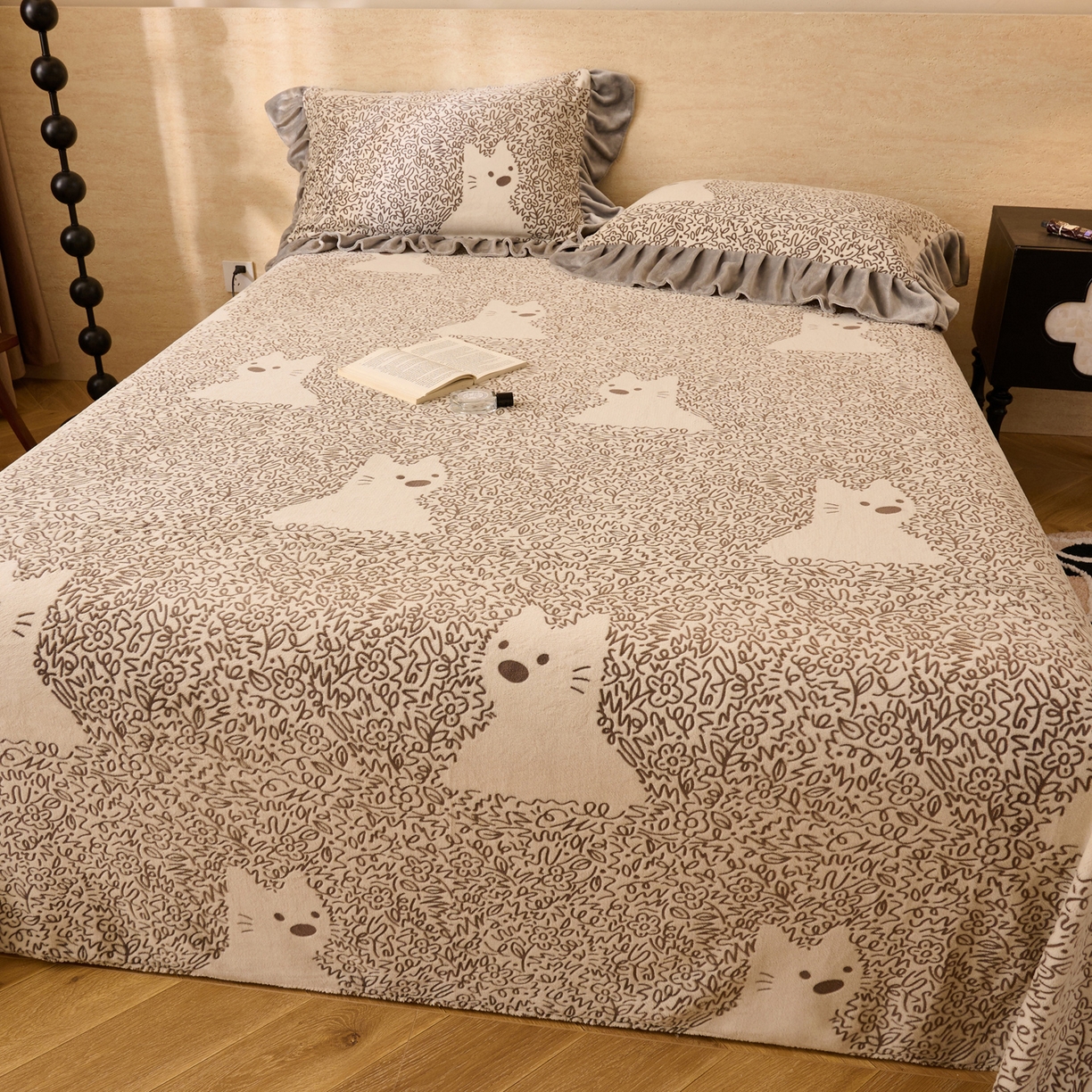 91家纺网 家纺一手货源 找家纺 早晨家纺 2025新款高克重牛奶绒烂花单品床单 萌喵漫庭