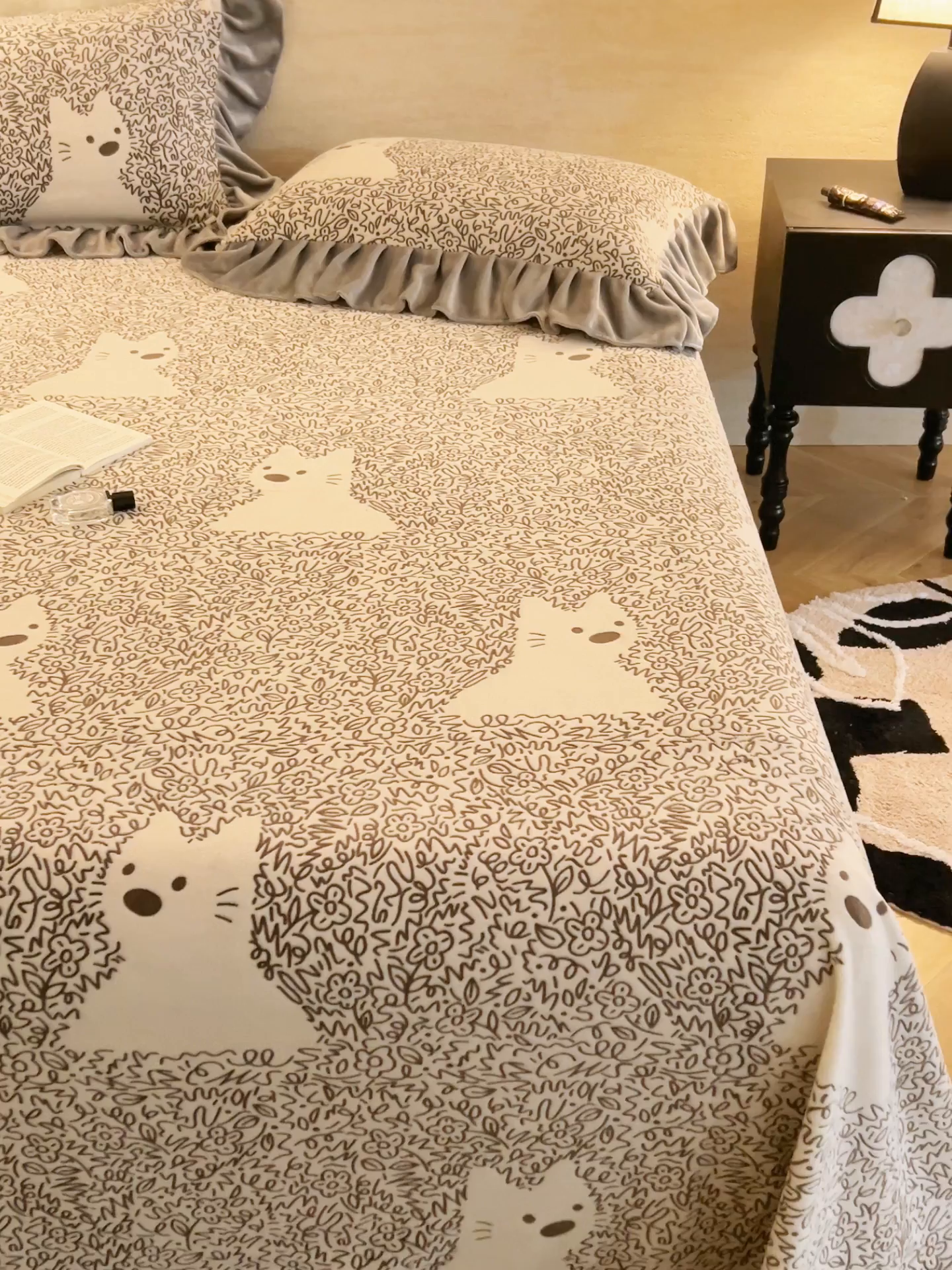 91家纺网 家纺一手货源 找家纺 早晨家纺 2025新款高克重牛奶绒烂花单品床单 萌喵漫庭