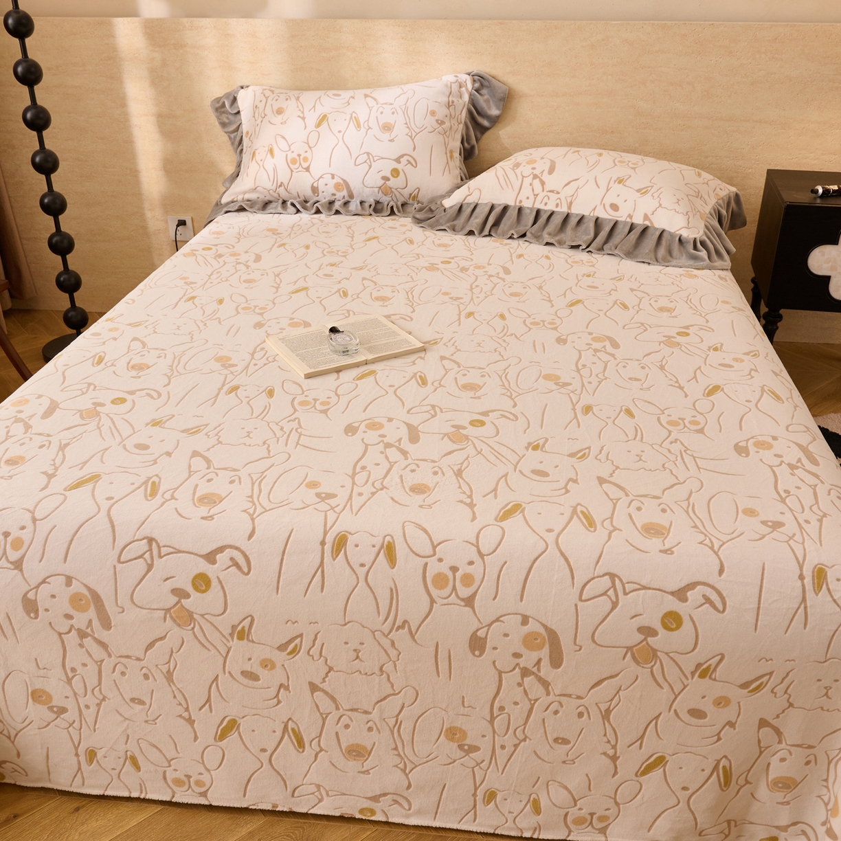 91家纺网 家纺一手货源 找家纺 早晨家纺 2025新款高克重牛奶绒烂花单品床单 萌犬