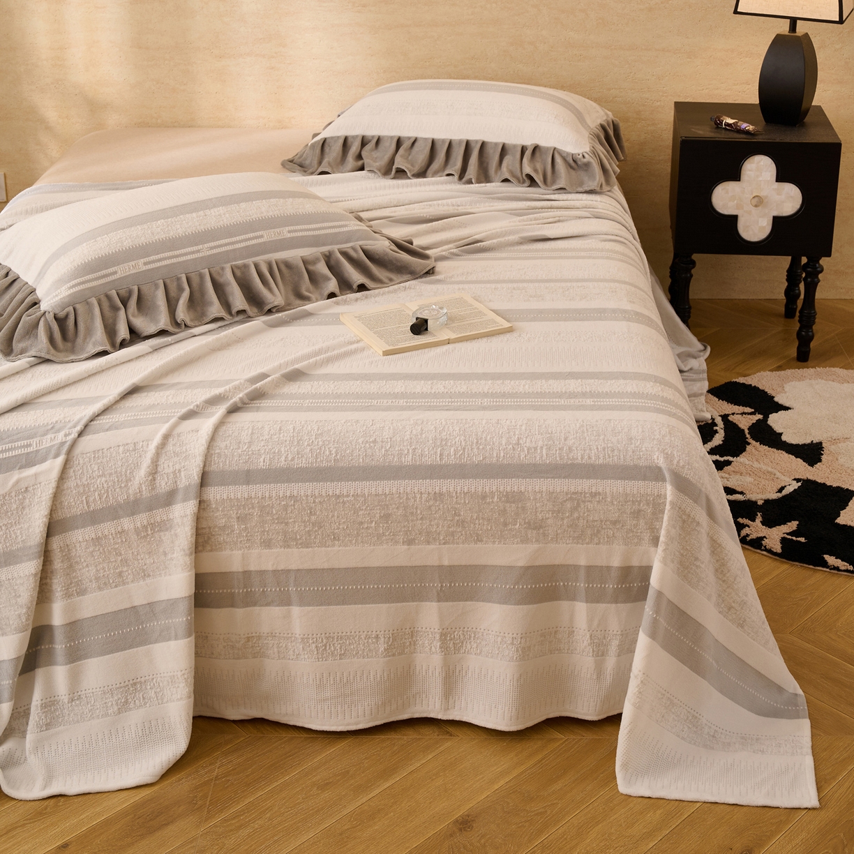 91家纺网 家纺一手货源 找家纺 早晨家纺 2025新款高克重牛奶绒烂花单品床单 浅叙