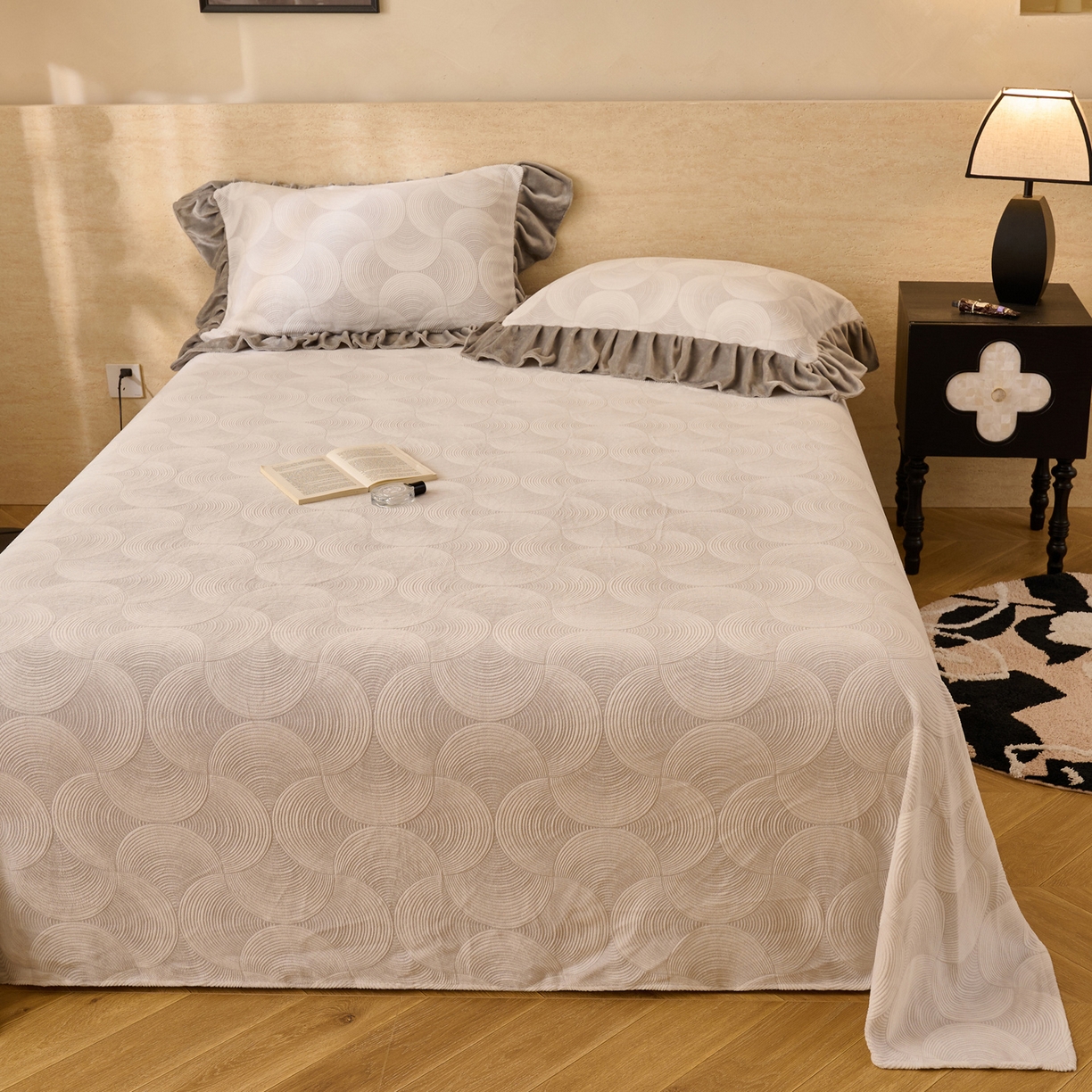 91家纺网 家纺一手货源 找家纺 早晨家纺 2025新款高克重牛奶绒烂花单品床单 圈语眠