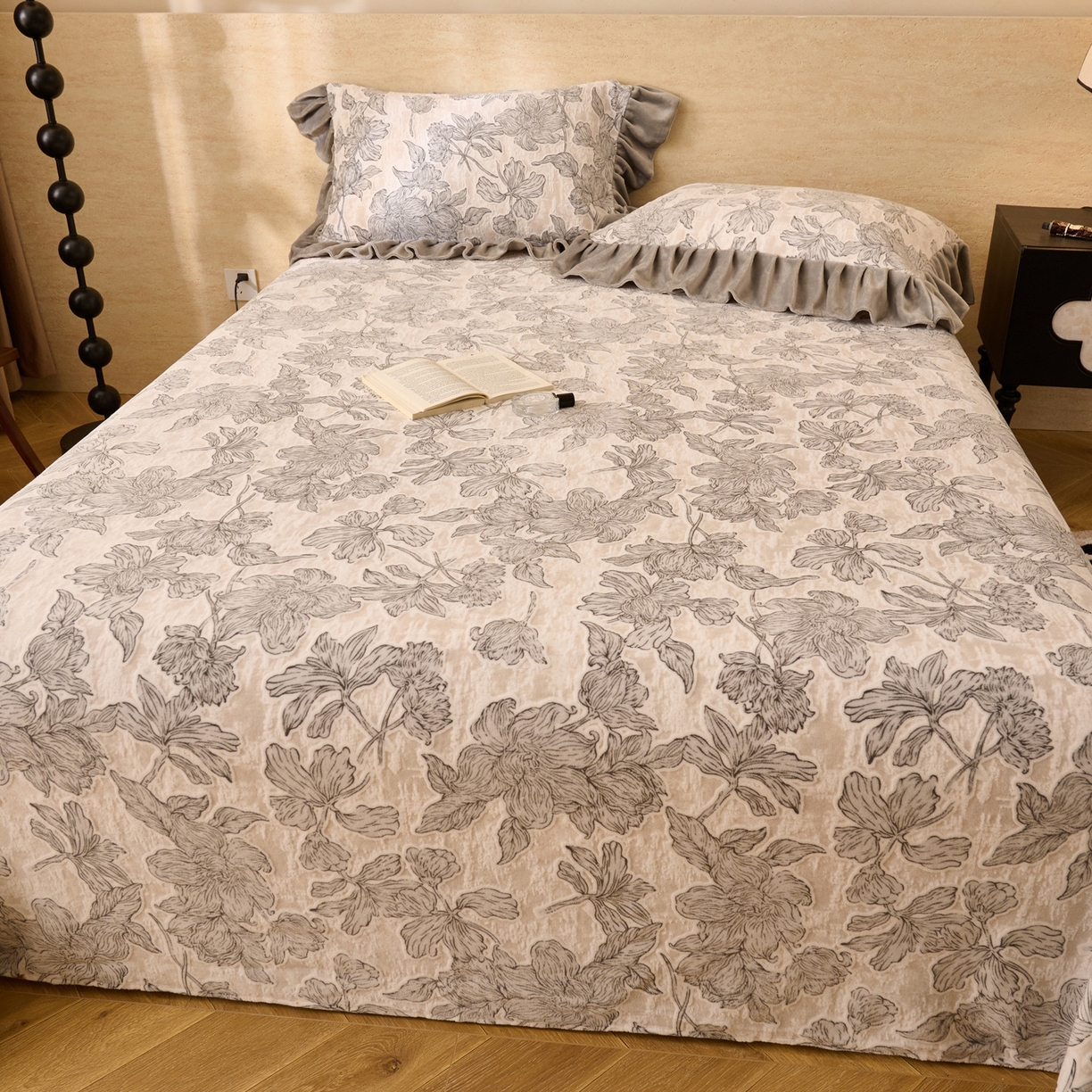 91家纺网 家纺一手货源 找家纺 早晨家纺 2025新款高克重牛奶绒烂花单品床单 素花漫庭