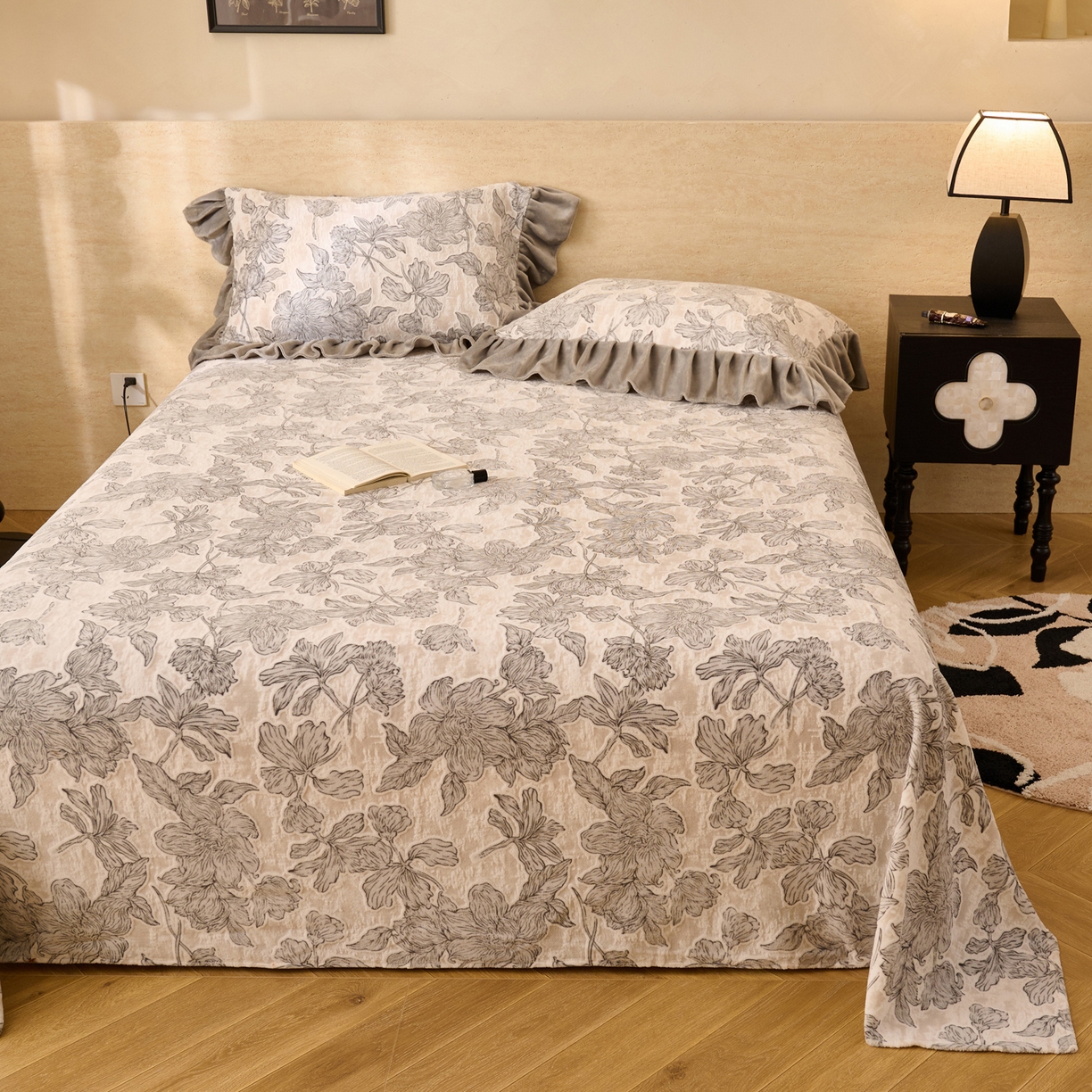 91家纺网 家纺一手货源 找家纺 早晨家纺 2025新款高克重牛奶绒烂花单品床单 素花漫庭