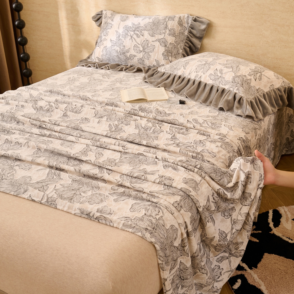 91家纺网 家纺一手货源 找家纺 早晨家纺 2025新款高克重牛奶绒烂花单品床单 素花漫庭