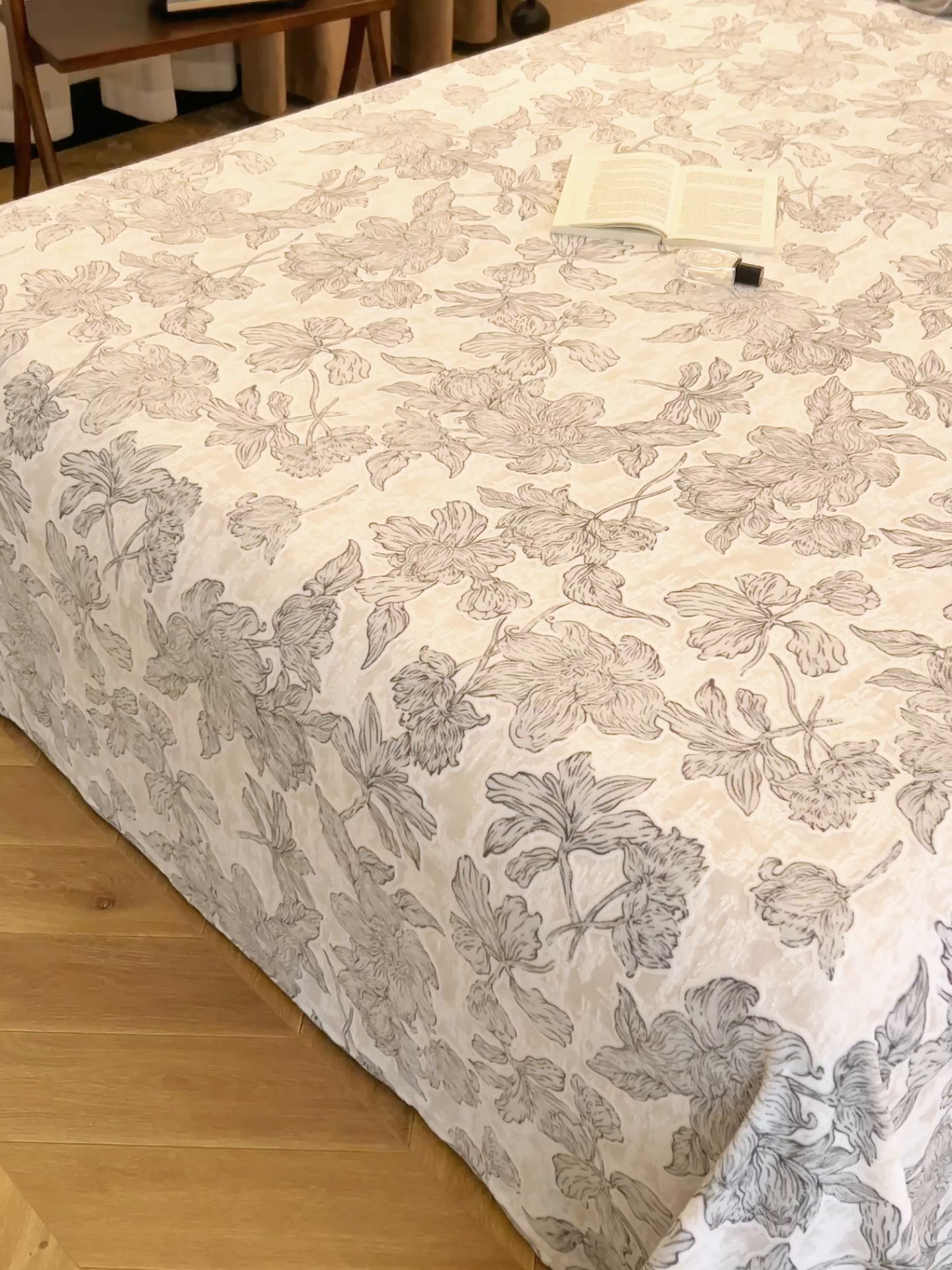 91家纺网 家纺一手货源 找家纺 早晨家纺 2025新款高克重牛奶绒烂花单品床单 素花漫庭