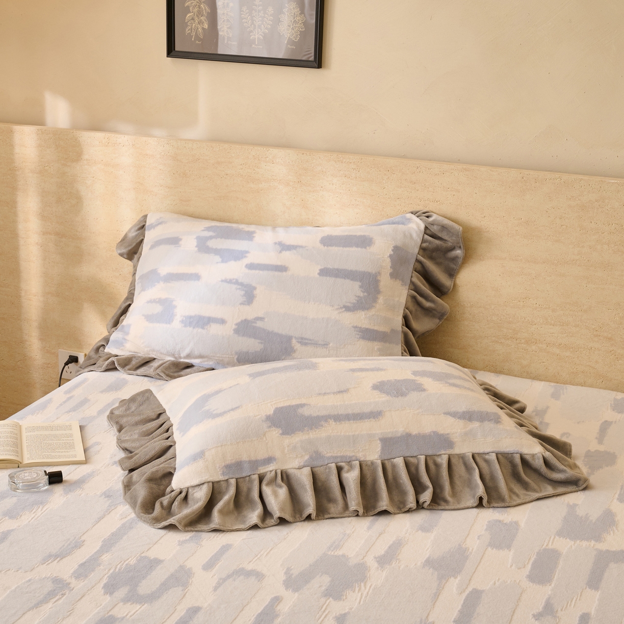 早晨家纺 2025新款高克重牛奶绒烂花枕套 淡云纹