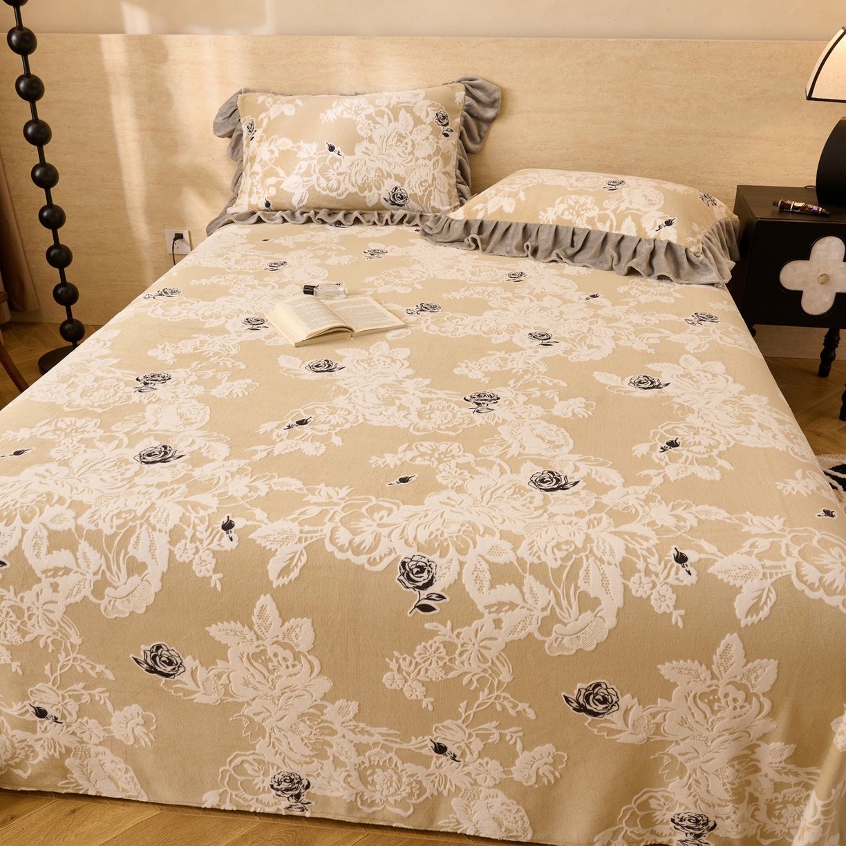 91家纺网 家纺一手货源 找家纺 早晨家纺 2025新款高克重牛奶绒烂花单品床单 雅庭花叙