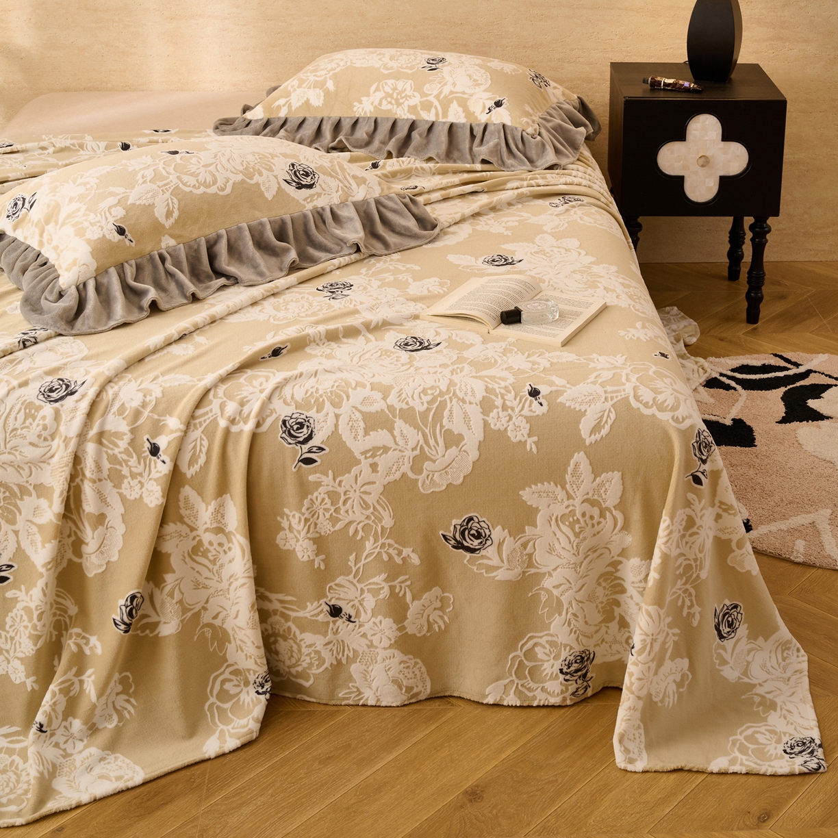 91家纺网 家纺一手货源 找家纺 早晨家纺 2025新款高克重牛奶绒烂花单品床单 雅庭花叙