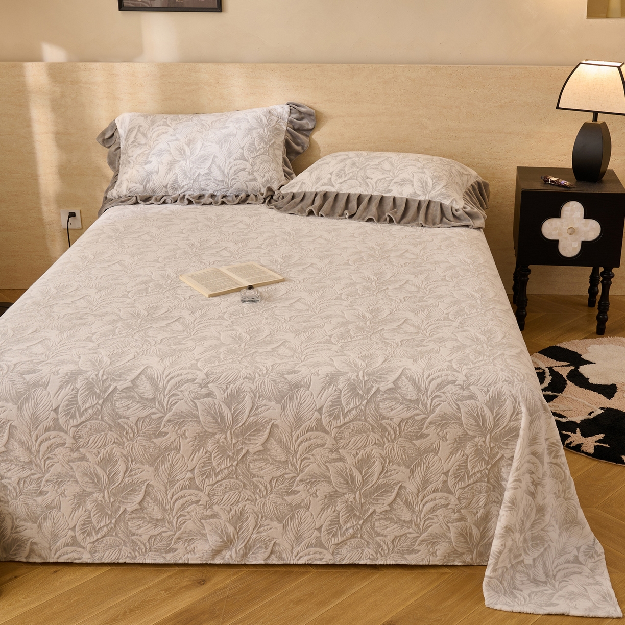 91家纺网 家纺一手货源 找家纺 早晨家纺 2025新款高克重牛奶绒烂花单品床单 叶素