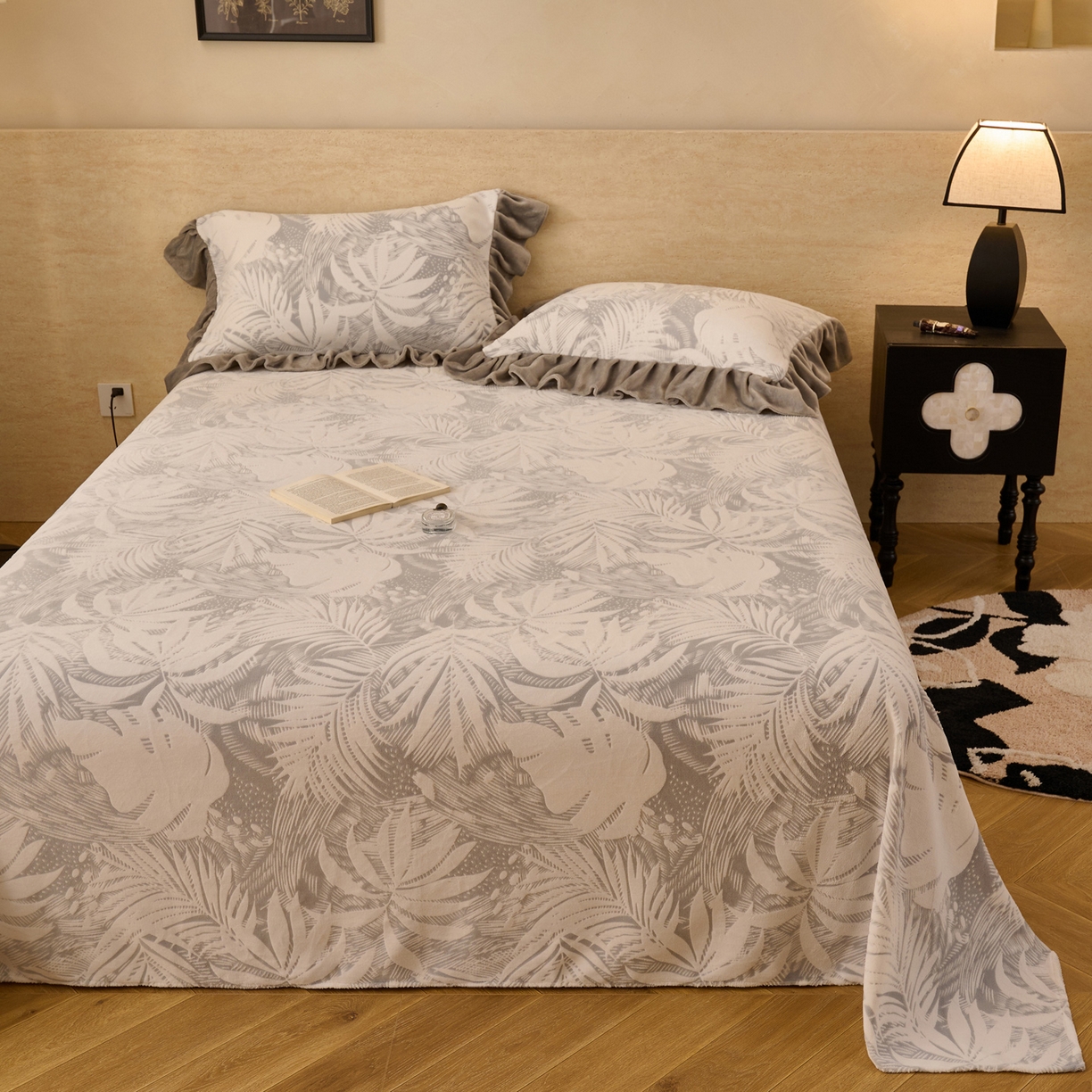 91家纺网 家纺一手货源 找家纺 早晨家纺 2025新款高克重牛奶绒烂花单品床单 叶语灰