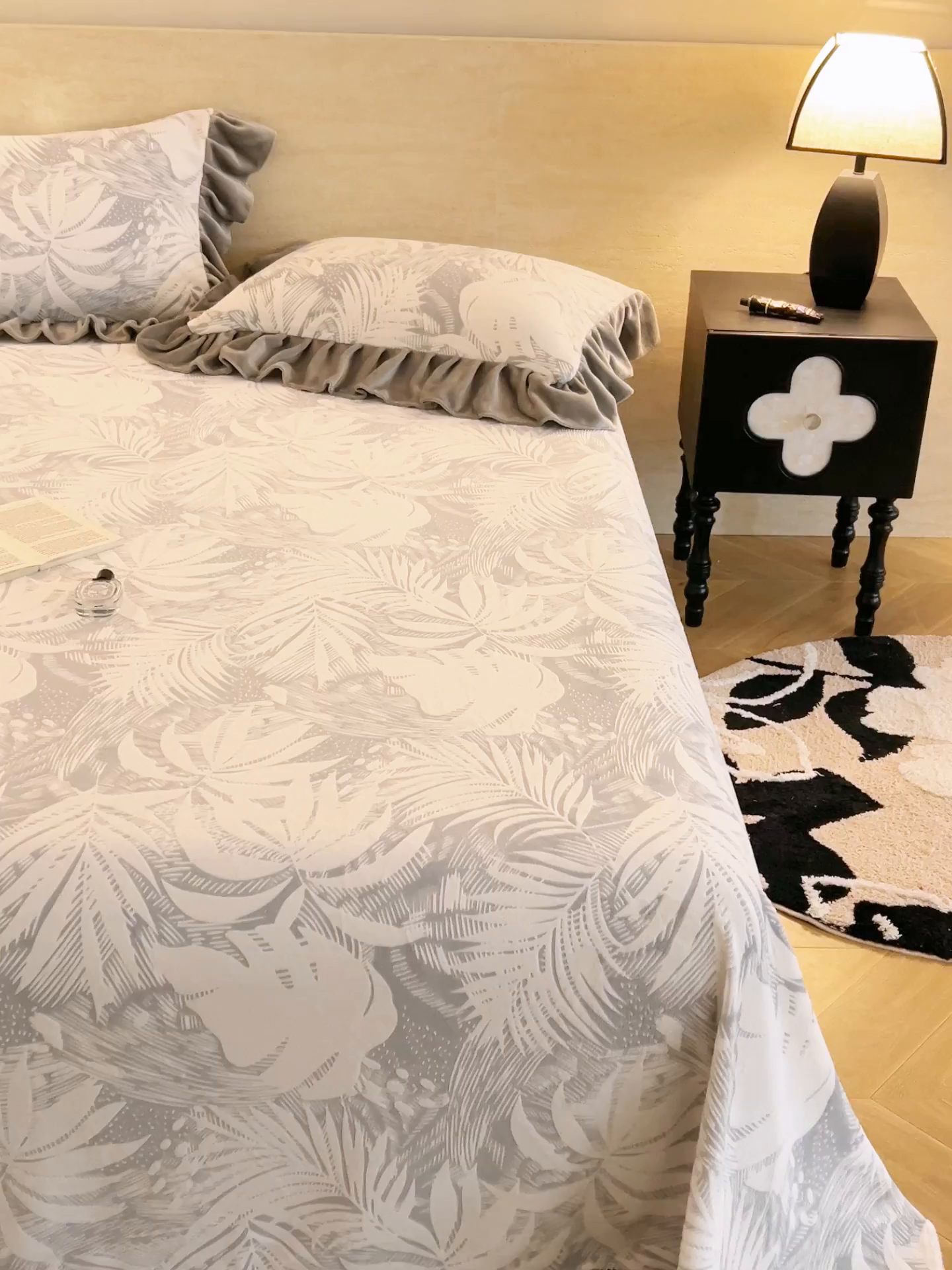 91家纺网 家纺一手货源 找家纺 早晨家纺 2025新款高克重牛奶绒烂花单品床单 叶语灰