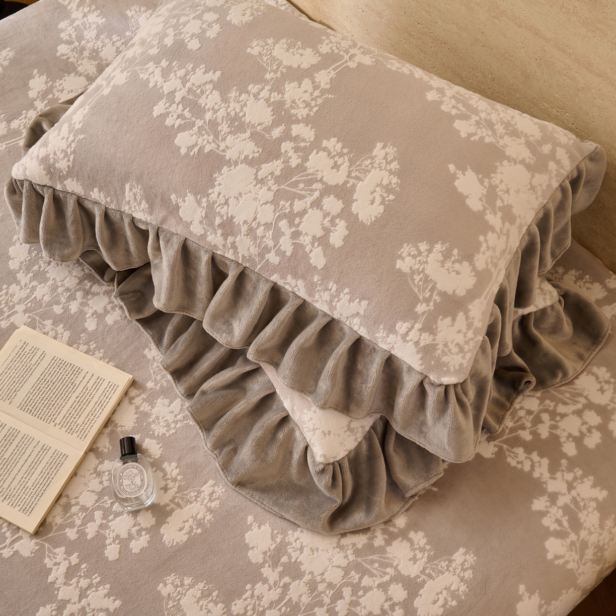 91家纺网 家纺一手货源 找家纺 早晨家纺 2025新款高克重牛奶绒烂花枕套 花眠灰