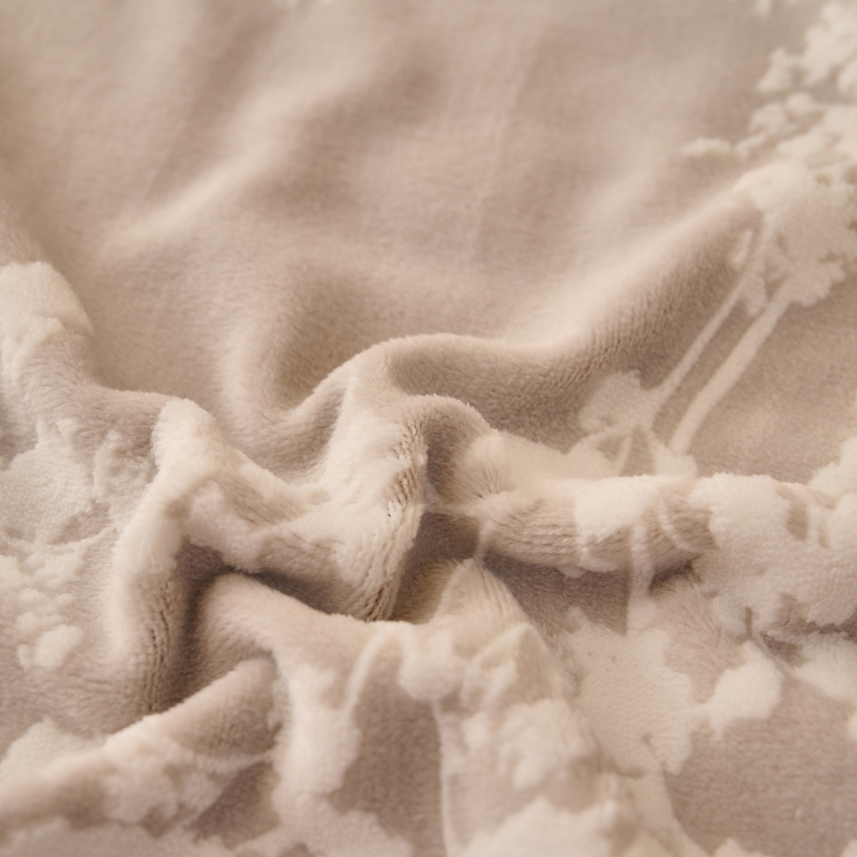 91家纺网 家纺一手货源 找家纺 早晨家纺 2025新款高克重牛奶绒烂花枕套 花眠灰