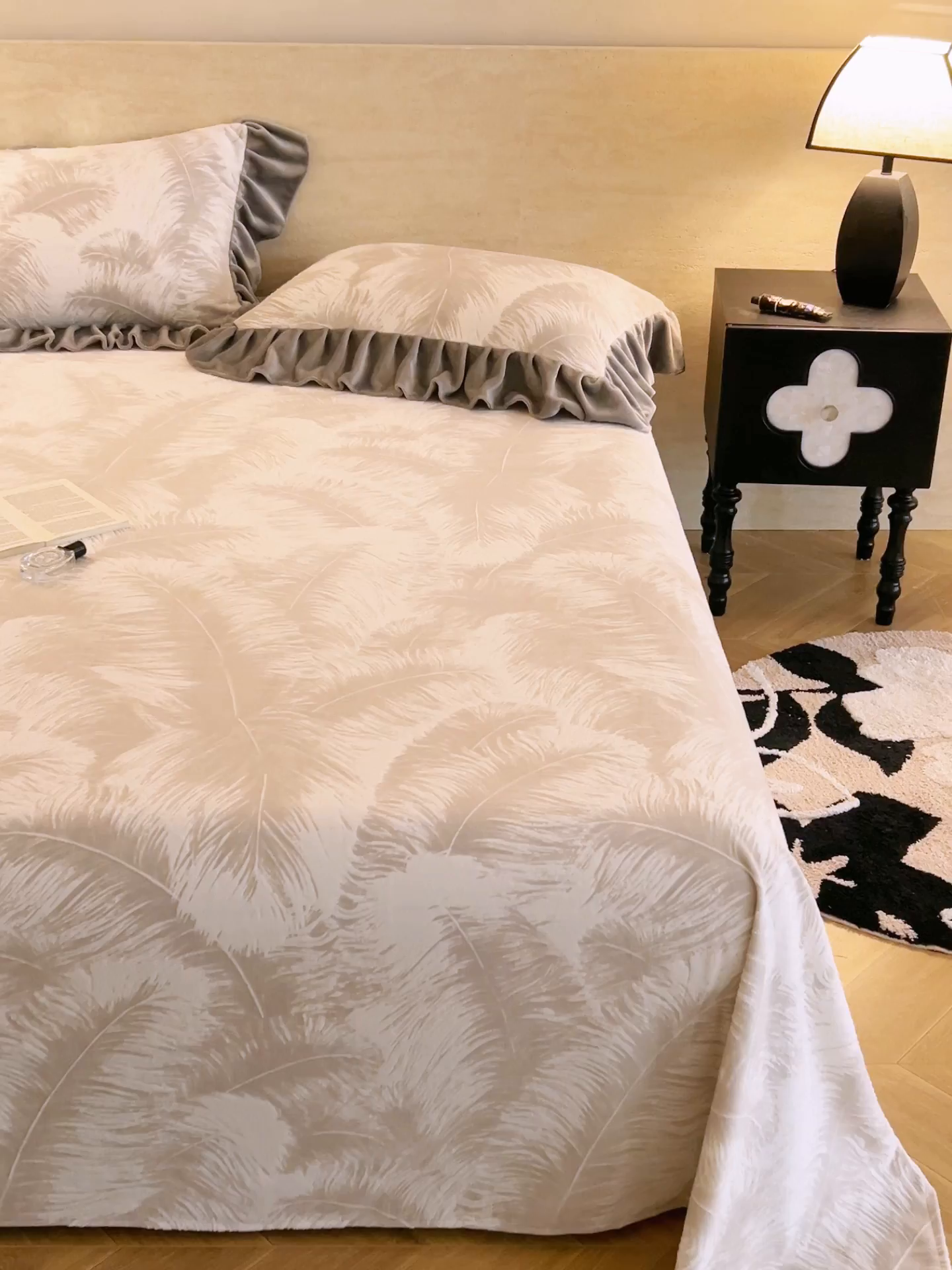 91家纺网 家纺一手货源 找家纺 早晨家纺 2025新款高克重牛奶绒烂花单品床单 羽眠