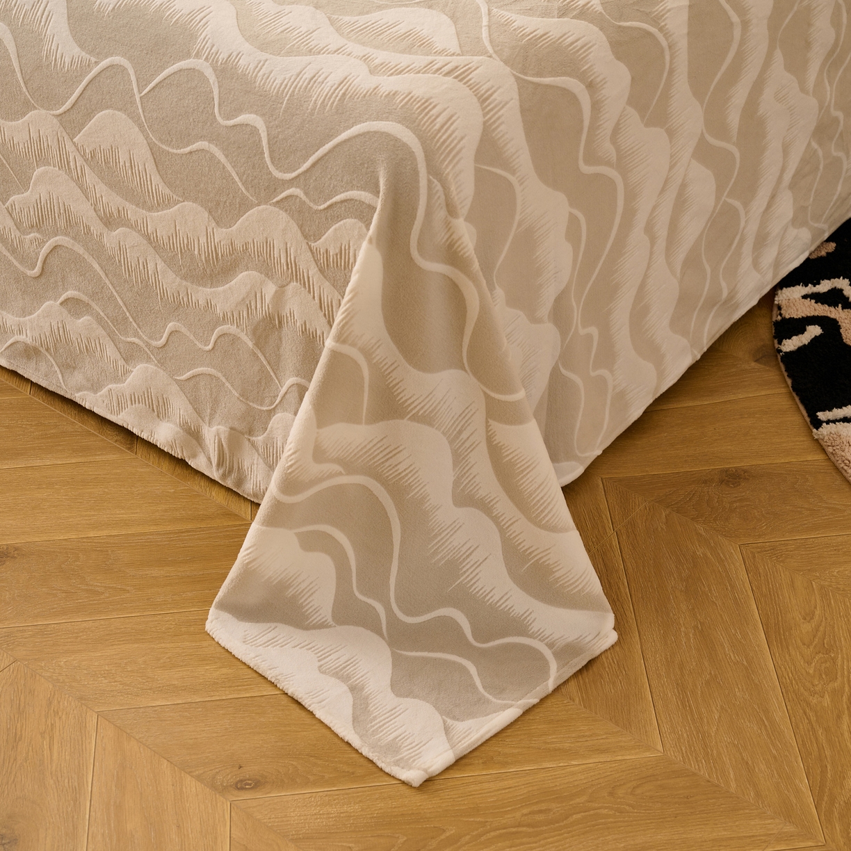 91家纺网 家纺一手货源 找家纺 早晨家纺 2025新款高克重牛奶绒烂花单品床单 云峦叠浪