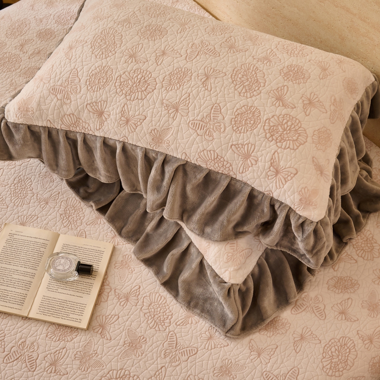 91家纺网 家纺一手货源 找家纺 早晨家纺 2025新款高克重牛奶绒烂花枕套 咖絮