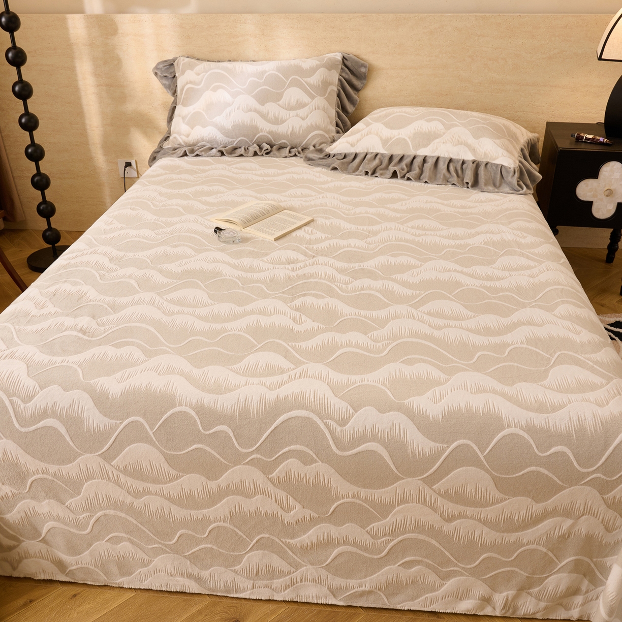 91家纺网 家纺一手货源 找家纺 早晨家纺 2025新款高克重牛奶绒烂花单品床单 云峦叠浪