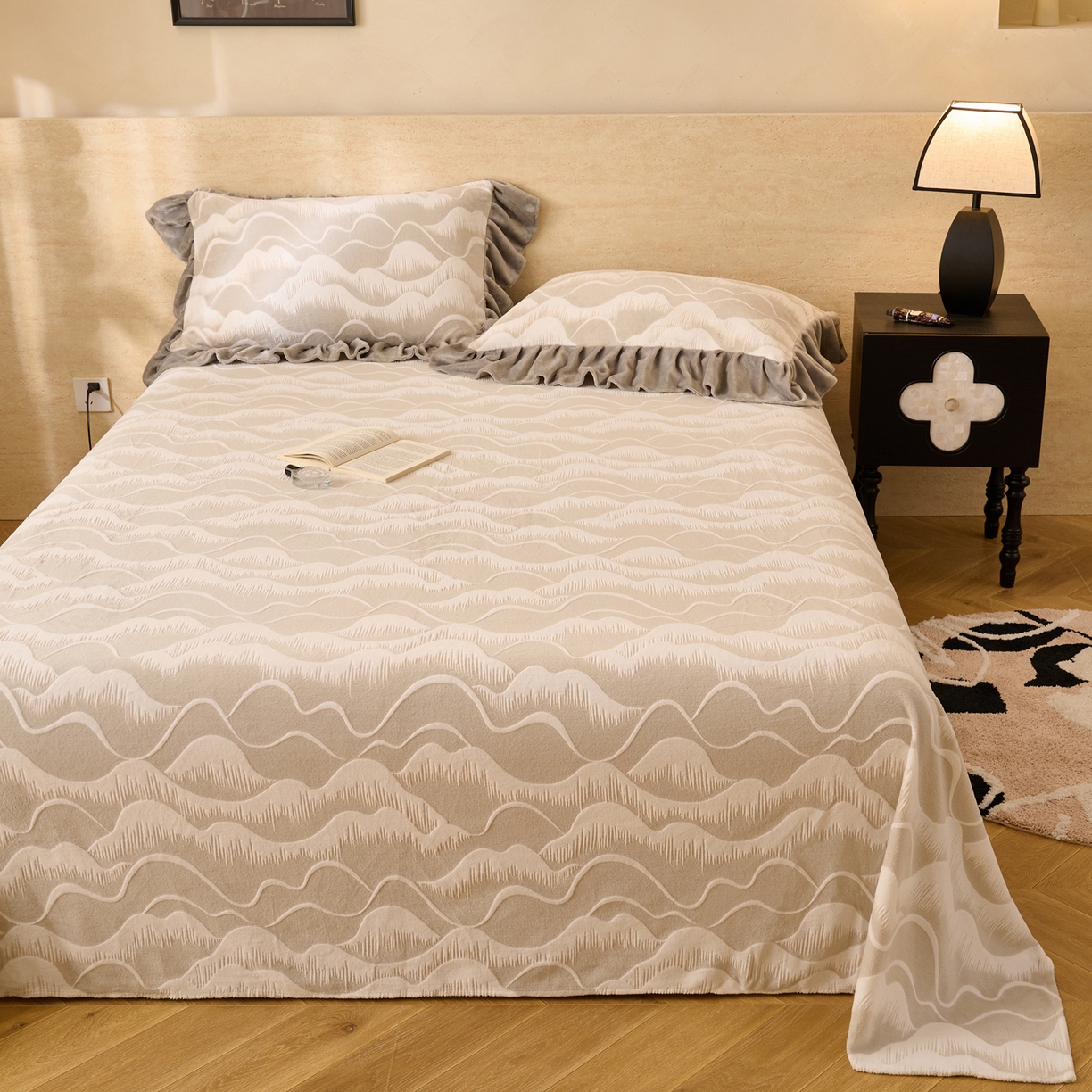 91家纺网 家纺一手货源 找家纺 早晨家纺 2025新款高克重牛奶绒烂花单品床单 云峦叠浪