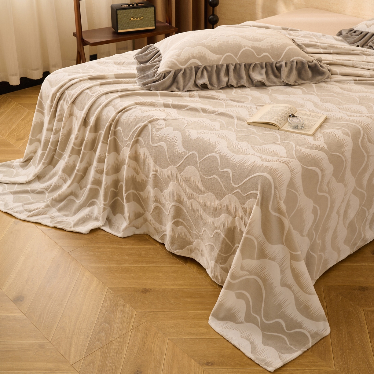 91家纺网 家纺一手货源 找家纺 早晨家纺 2025新款高克重牛奶绒烂花单品床单 云峦叠浪