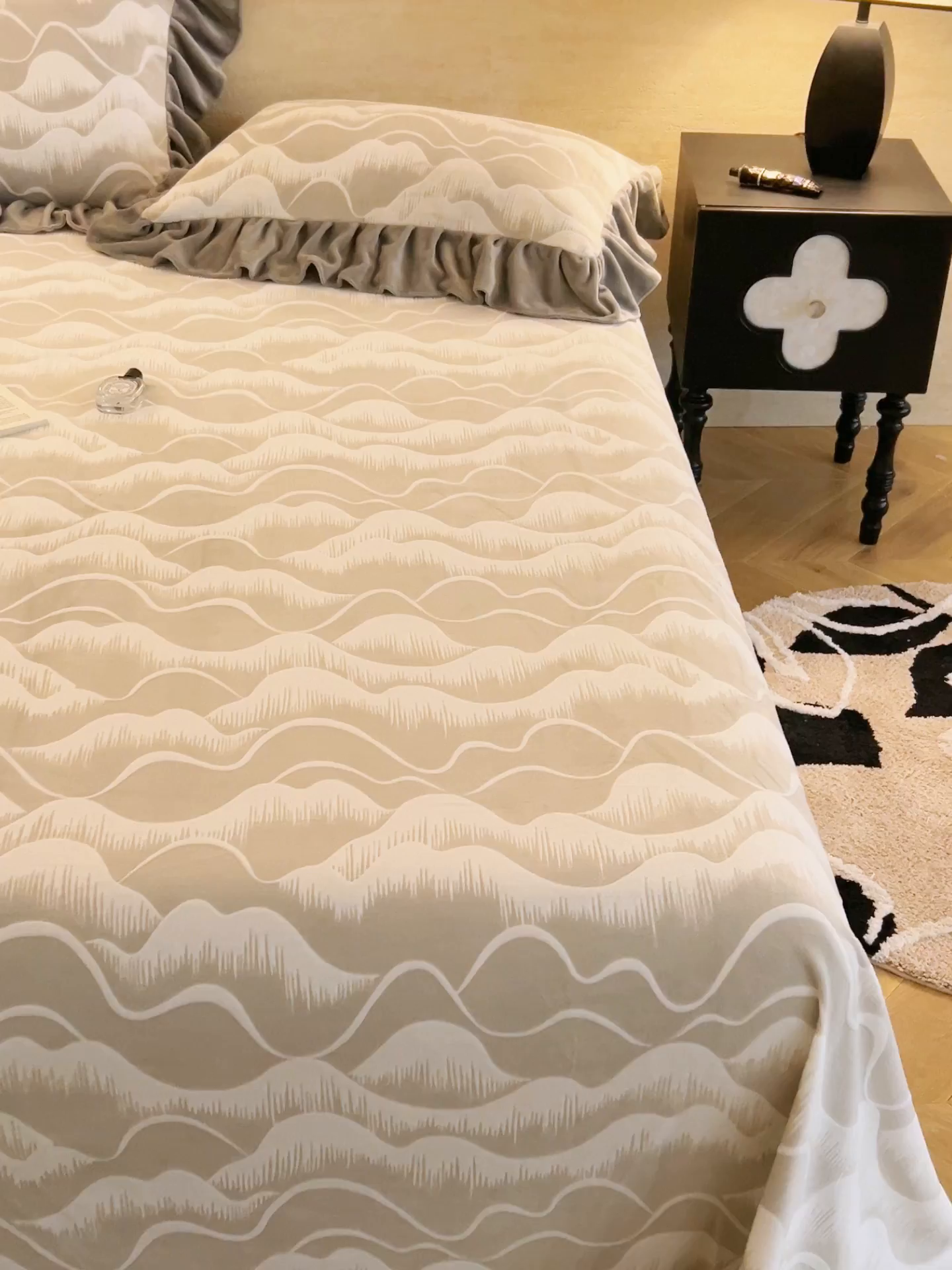 91家纺网 家纺一手货源 找家纺 早晨家纺 2025新款高克重牛奶绒烂花单品床单 云峦叠浪