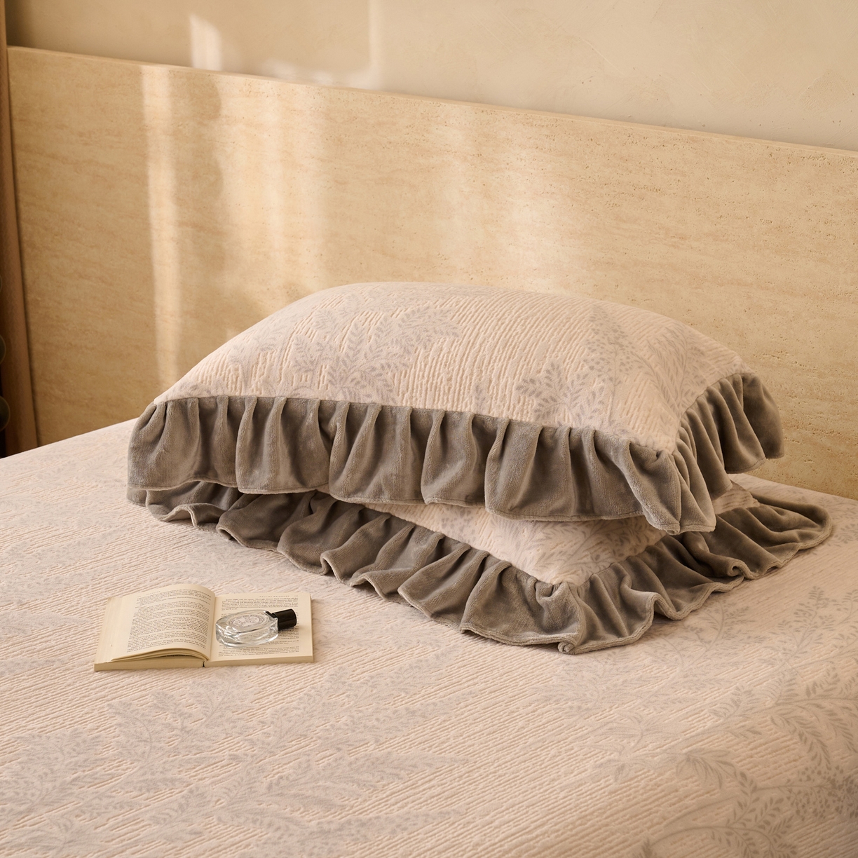 91家纺网 家纺一手货源 找家纺 早晨家纺 2025新款高克重牛奶绒烂花枕套 林影轻叙