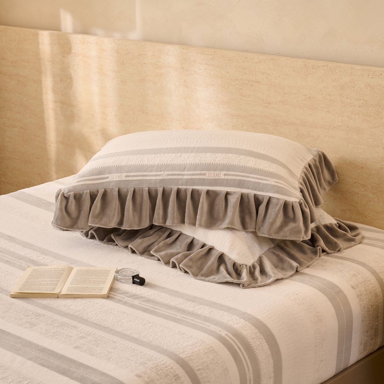 91家纺网 家纺一手货源 找家纺 早晨家纺 2025新款高克重牛奶绒烂花枕套 浅叙