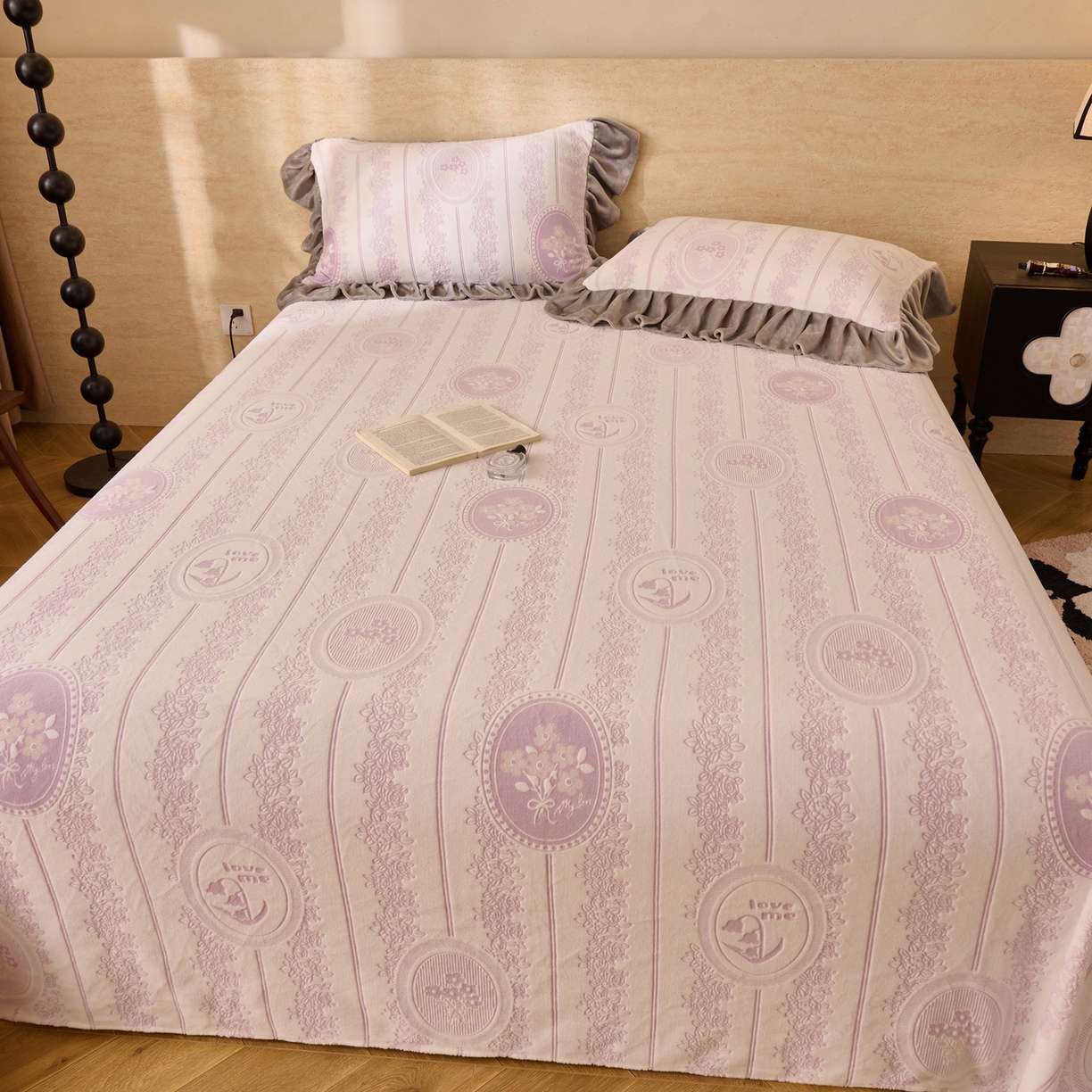 91家纺网 家纺一手货源 找家纺 早晨家纺 2025新款高克重牛奶绒烂花单品床单 紫韵