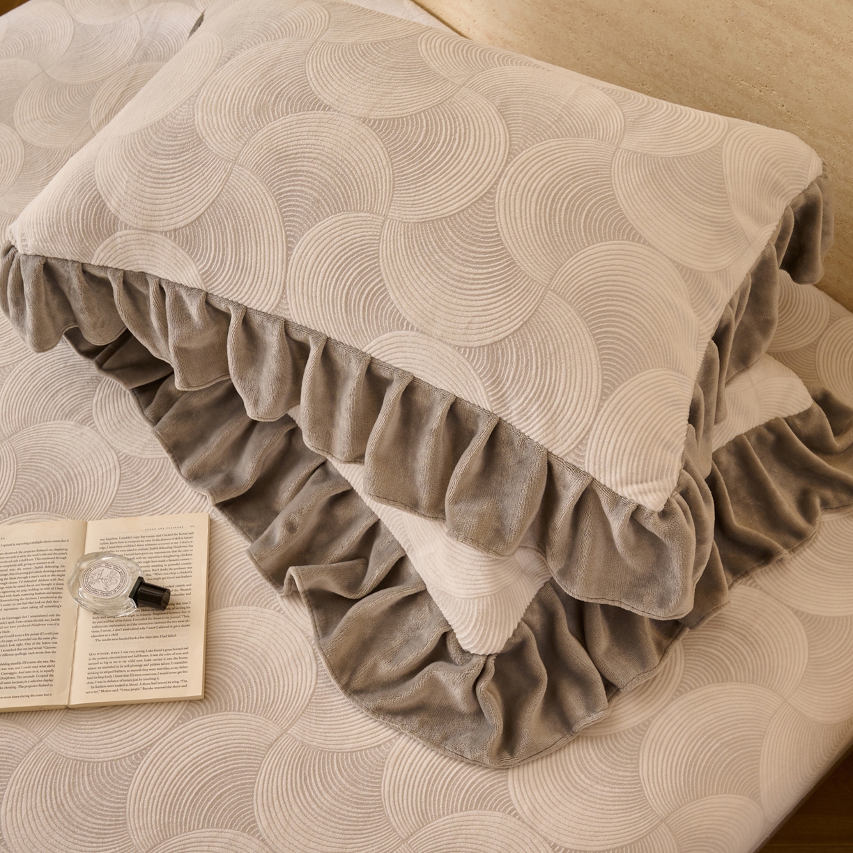 91家纺网 家纺一手货源 找家纺 早晨家纺 2025新款高克重牛奶绒烂花枕套 圈语眠