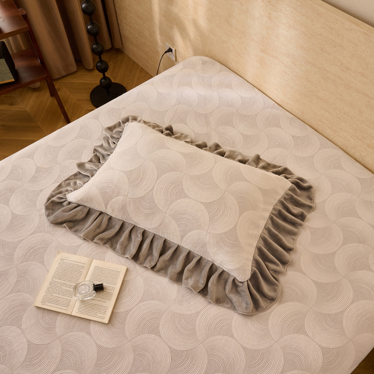 91家纺网 家纺一手货源 找家纺 早晨家纺 2025新款高克重牛奶绒烂花枕套 圈语眠