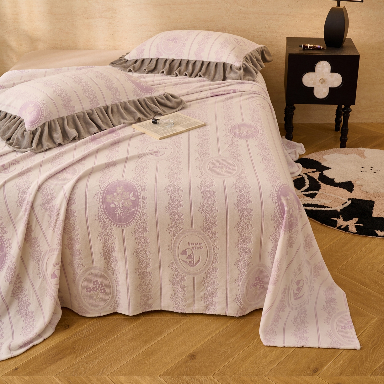 91家纺网 家纺一手货源 找家纺 早晨家纺 2025新款高克重牛奶绒烂花单品床单 紫韵